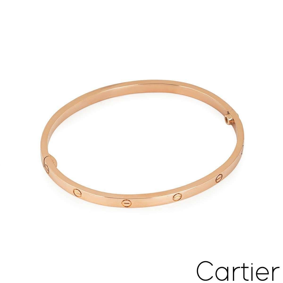 Un bracelet Cartier en or rose 18 carats de la collection Love. Ce modèle plus petit du bracelet Love classique comprend les motifs à vis emblématiques de Cartier et est doté d'une seule vis et d'une charnière. Le bracelet est de taille 15 et pèse