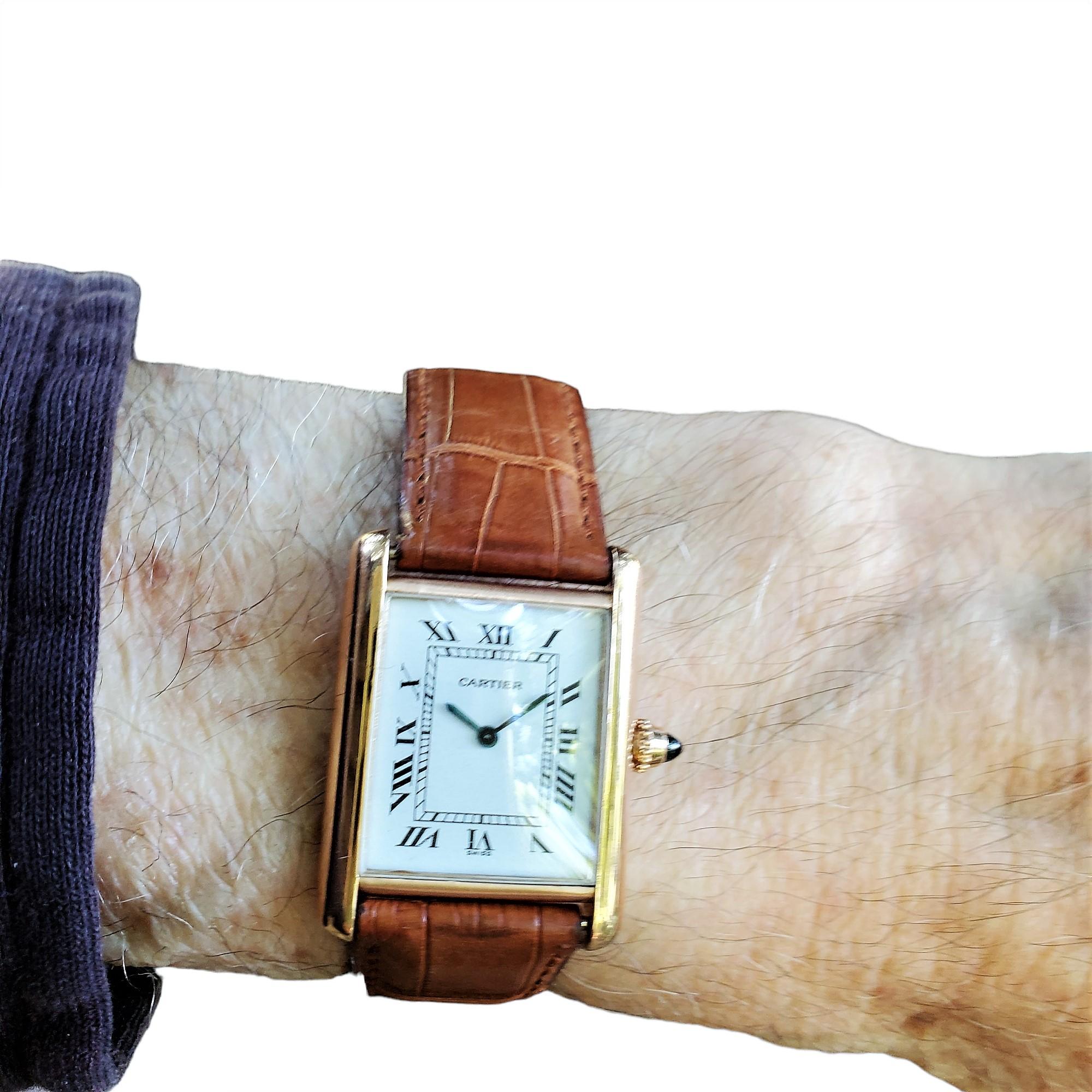 Montre Cartier Tank Louis Cartier en or rose ;  Réf.  3816. Il s'agit d'un modèle classique pour hommes  Montre en or rose.  La montre est équipée d'un mouvement mécanique Cartier à 17 rubis et à remontage manuel.  La montre mesure 23 x 33 mm.  La