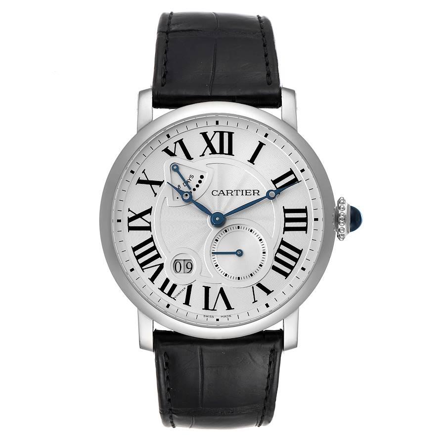 Cartier Rotonde 18k Weißgold Silber Zifferblatt Herrenuhr W1556202. Uhrwerk mit Handaufzug. gehäuse aus 18 Karat Weißgold mit einem Durchmesser von 42,0 mm. Runde, gekörnte Krone, besetzt mit einem blauen Spinell-Cabochon. Ausstellung Saphirglas