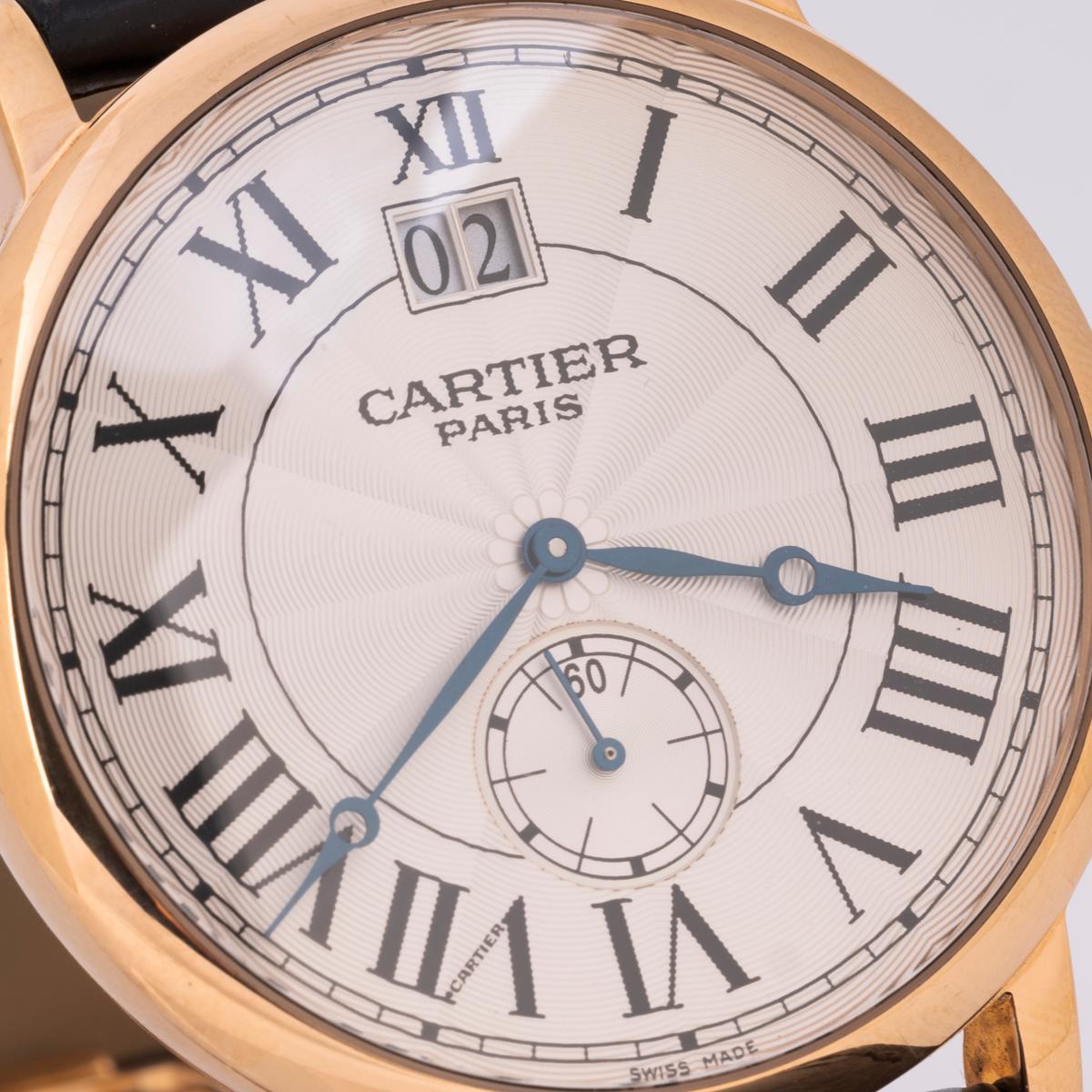 Eine Cartier Rotonde de Cartier Armbanduhr aus Rotgold, Teil der Collection Privee Cartier Paris. Sie verfügt über ein silberfarbenes, guillochiertes Zifferblatt 
