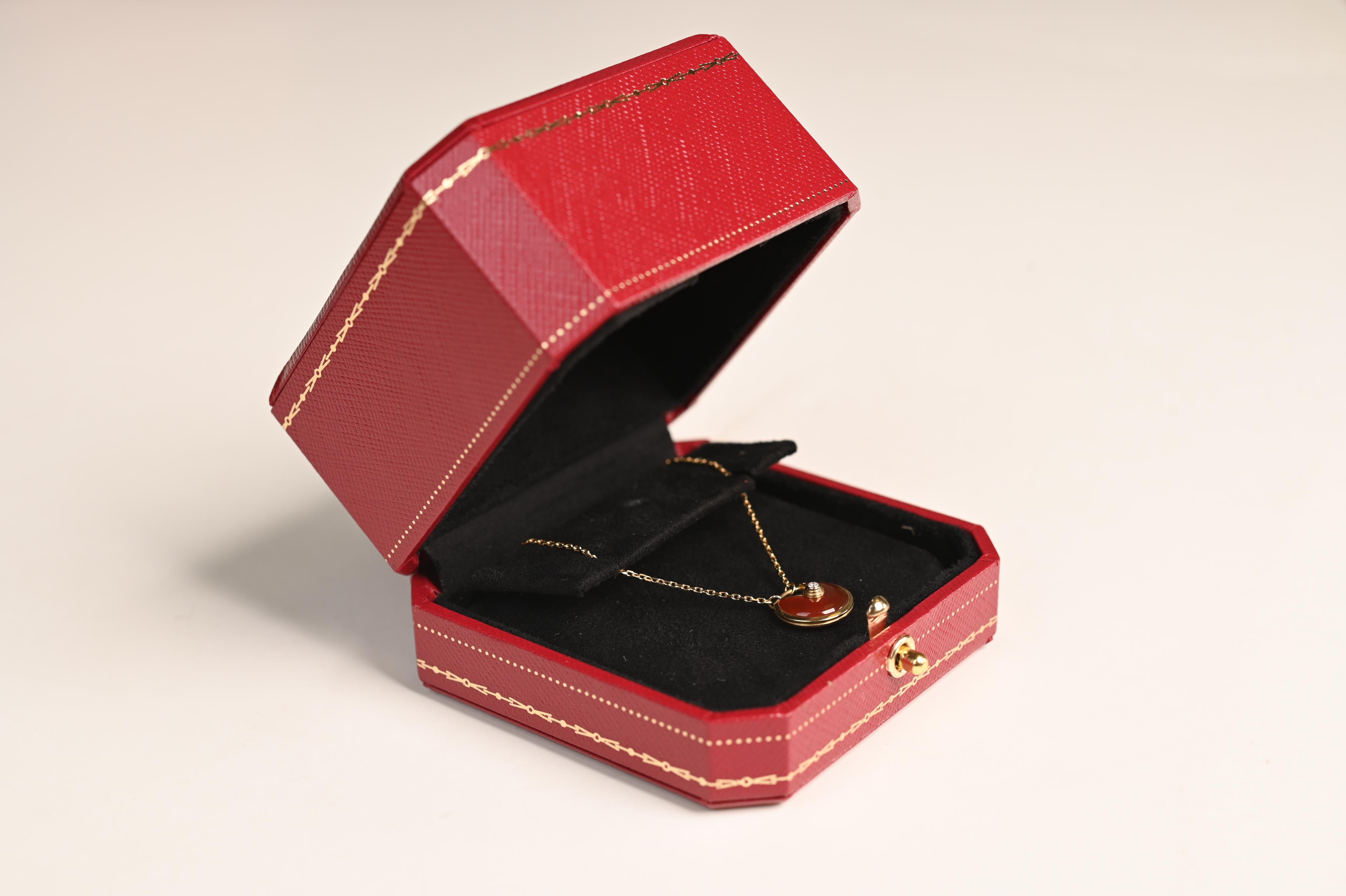 Ce collier exquis de Cartier est un exemple éblouissant du savoir-faire et de l'élégance intemporels de la marque. Avec son incrustation de cornaline, la pièce met en valeur les teintes riches et chaudes de cette pierre précieuse Revere, créant un