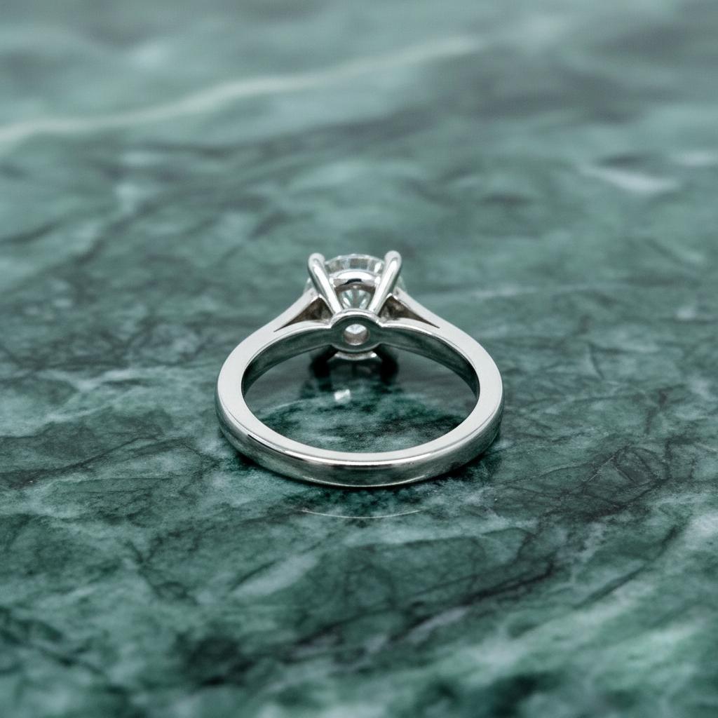 Contemporain Bague de fiançailles en platine avec diamants ronds et brillants de Cartier en vente