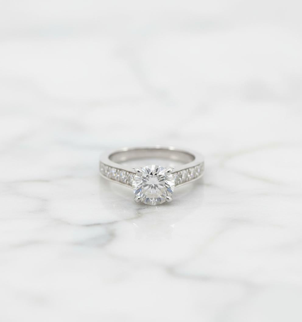 Anillo de Compromiso Cartier de Platino con Diamante Brillante Redondo Contemporáneo en venta