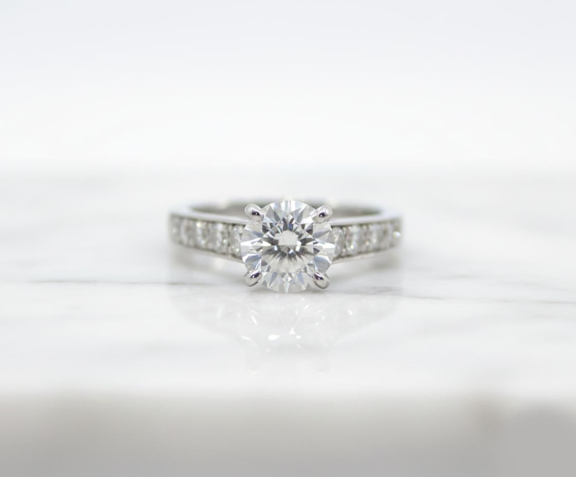 Anillo de Compromiso Cartier de Platino con Diamante Brillante Redondo Corte redondo en venta