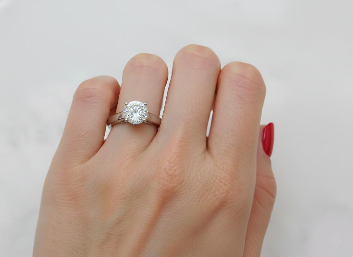 Bague de fiançailles en platine avec diamants ronds et brillants de Cartier Excellent état - En vente à Chicago, IL