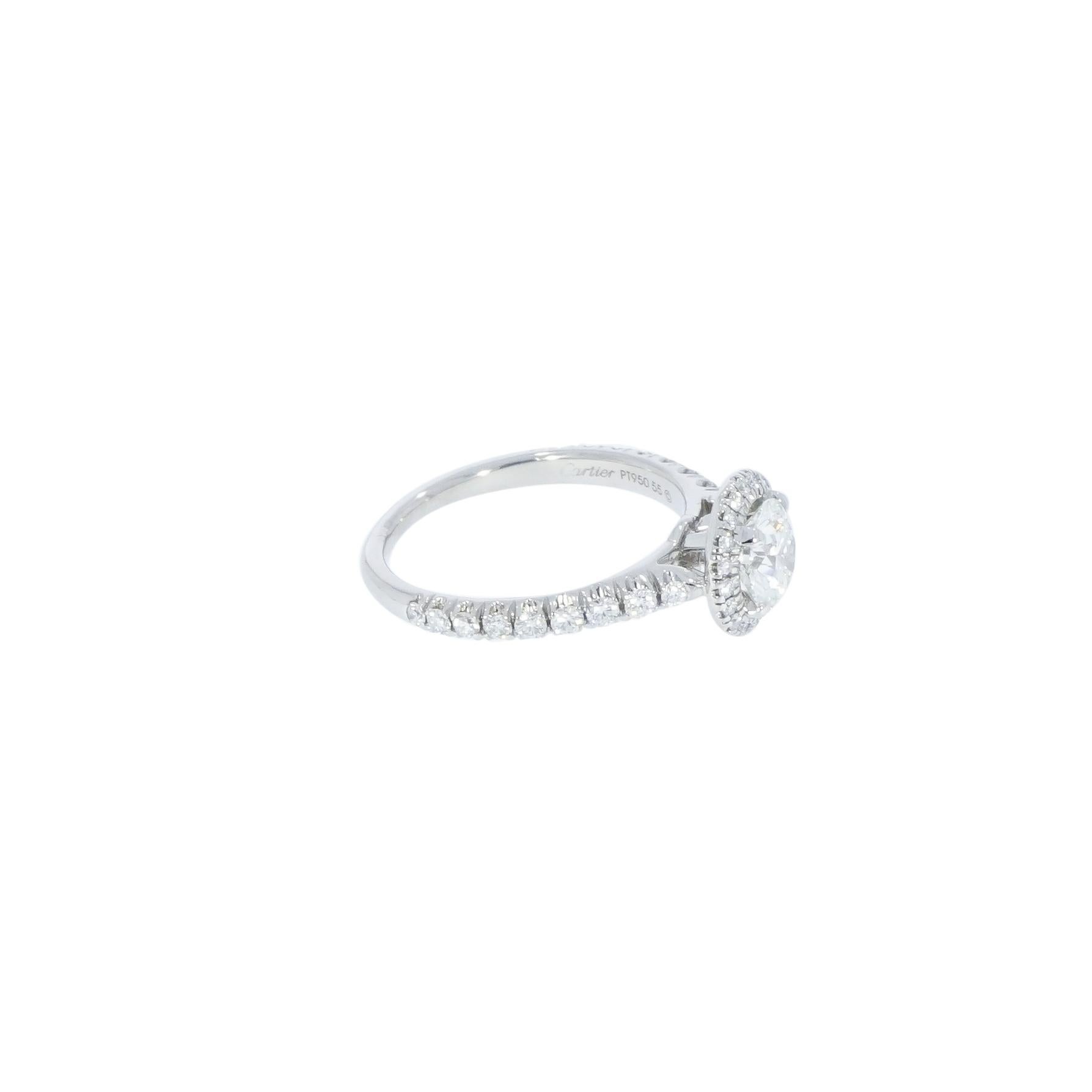 Destinée, une magnifique bague de fiançailles en diamant conçue par Cartier, renfermant un diamant rond de 1,03 carat rehaussé d'un halo de diamants qui lui confère un éclat exceptionnel. 
Cette bague se déploie en courbes harmonieuses et incarne la