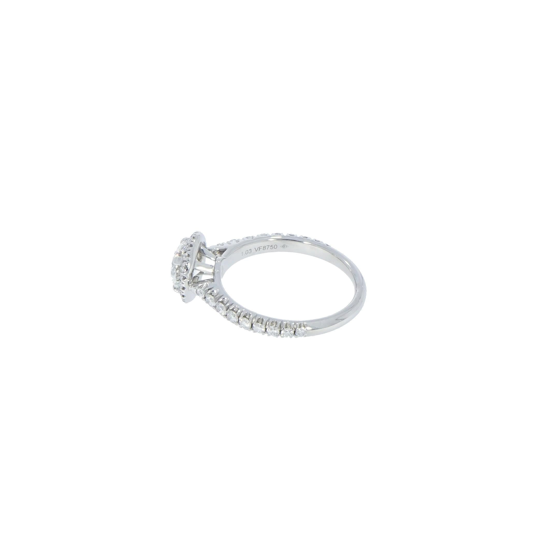 Taille ronde Cartier, bague de fiançailles halo de diamants ronds en platine en vente