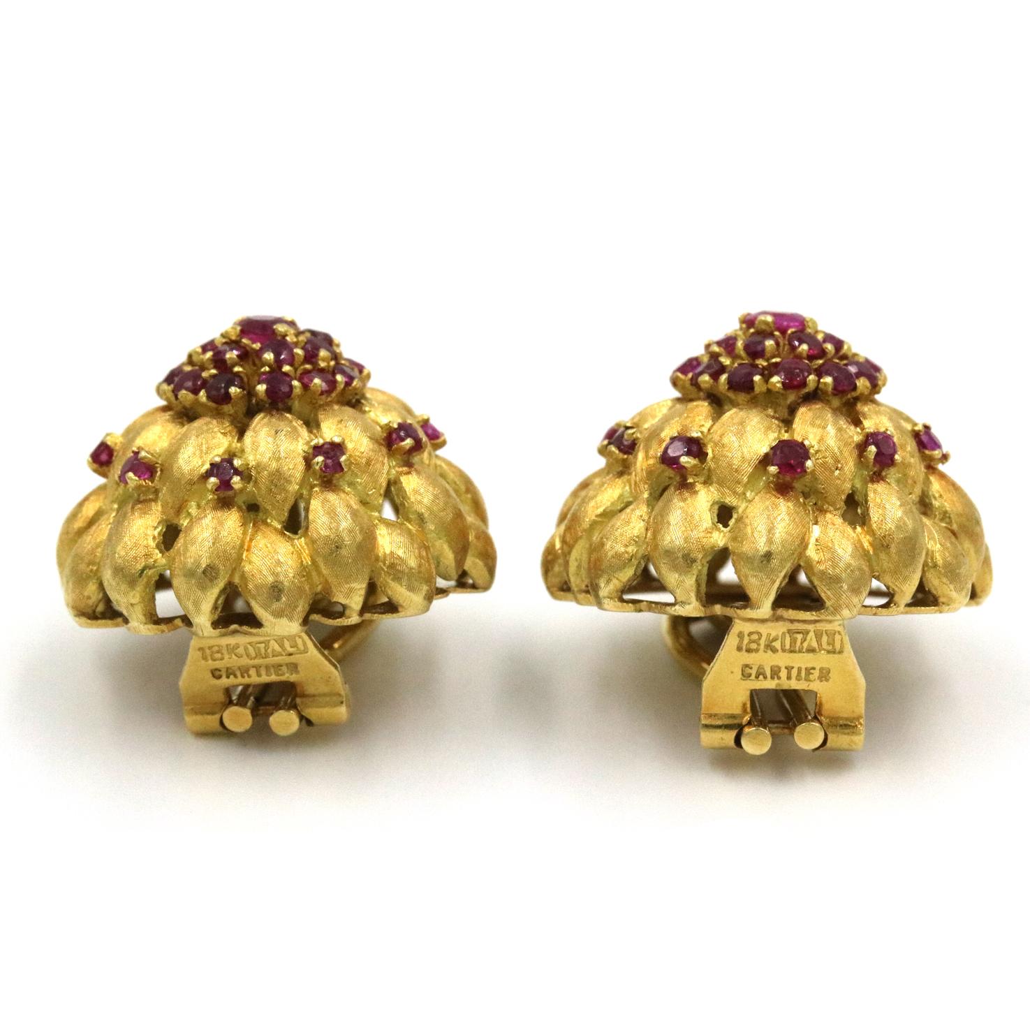 Cartier Rubin Ohrstecker in 18K Gelbgold, mit einem Cluster von runden Rubinen und strukturiertem Gelbgold.
