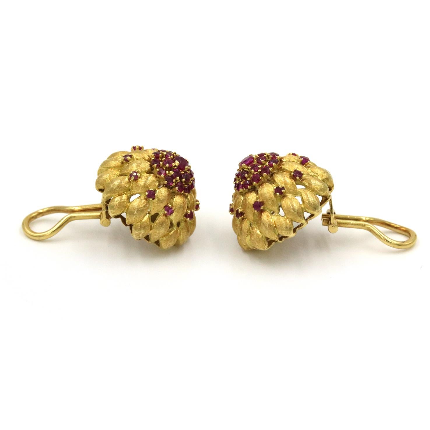 Cartier Runde Rubin-Cluster-Ohrringe aus 18 Karat Gelbgold im Zustand „Hervorragend“ in Naples, FL