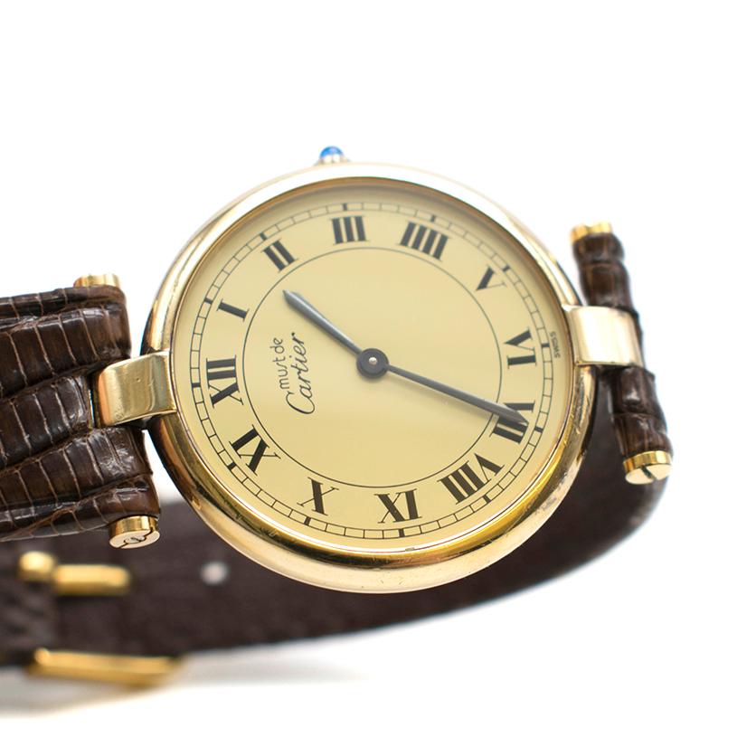 Montre Cartier Vermeil Quartz Argent 925

- Montre automatique marron jaune & 
 - Boîtier rond en or vermeil
- Cadran jaune marqué de chiffres romains noirs et 
