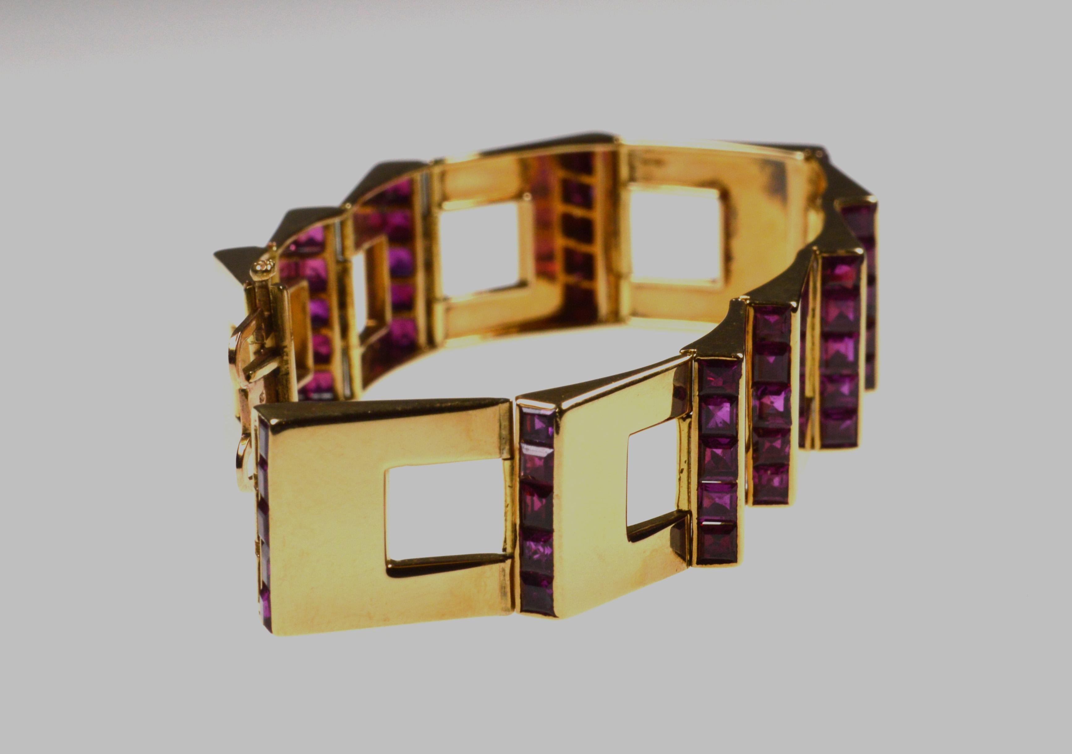 Cartier 1950s-1960s bracelet. Retro bracelet with carrée rubys in 18K rosé gold.
Signature: Cartier London
