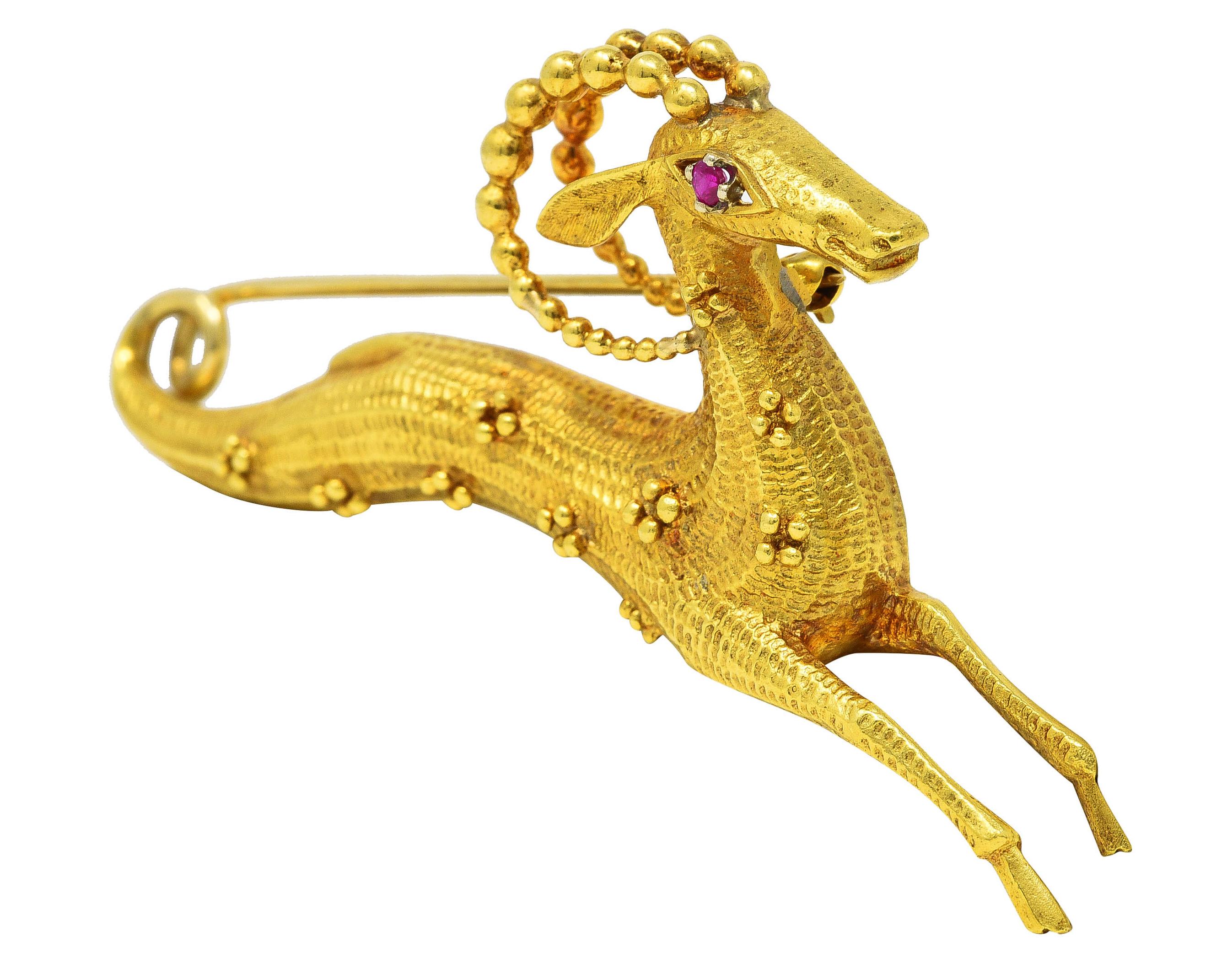 Taille ronde Cartier, broche vintage fantaisiste Gazelle en or jaune 18 carats et rubis en vente