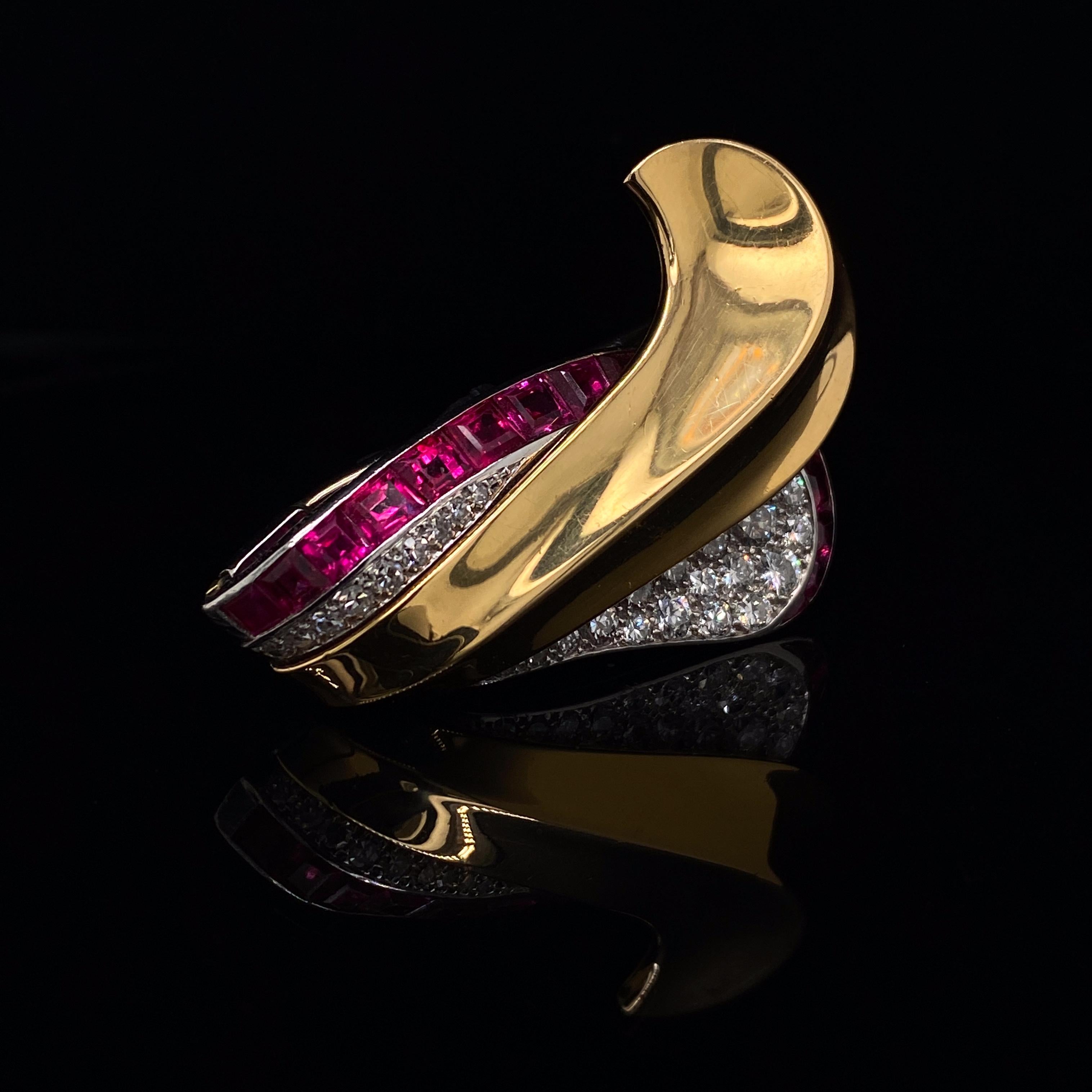 Cartier Ruby and Diamond 18 Karat Yellow Gold Brooch, Circa 1950. In Good Condition For Sale In London, GB