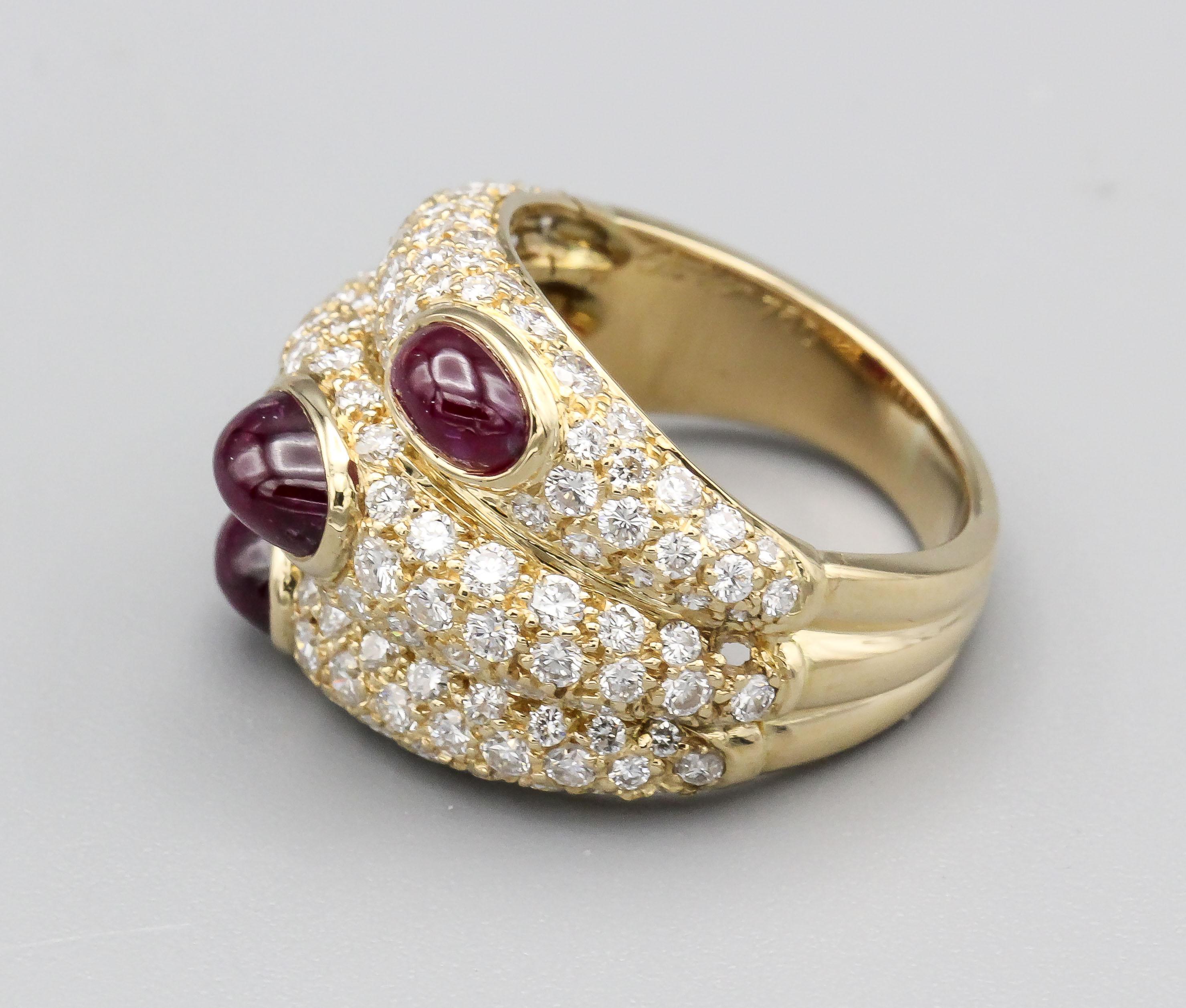 Eleganz und Opulenz vereinen sich im Cartier 18k Gold Ruby Diamond Dome Ring, circa 1980er Jahre, ein atemberaubendes Zeugnis von Cartiers Meisterschaft in Luxushandwerk und Design. Dieser exquisite Ring ist ein Fest der Raffinesse. Er kombiniert