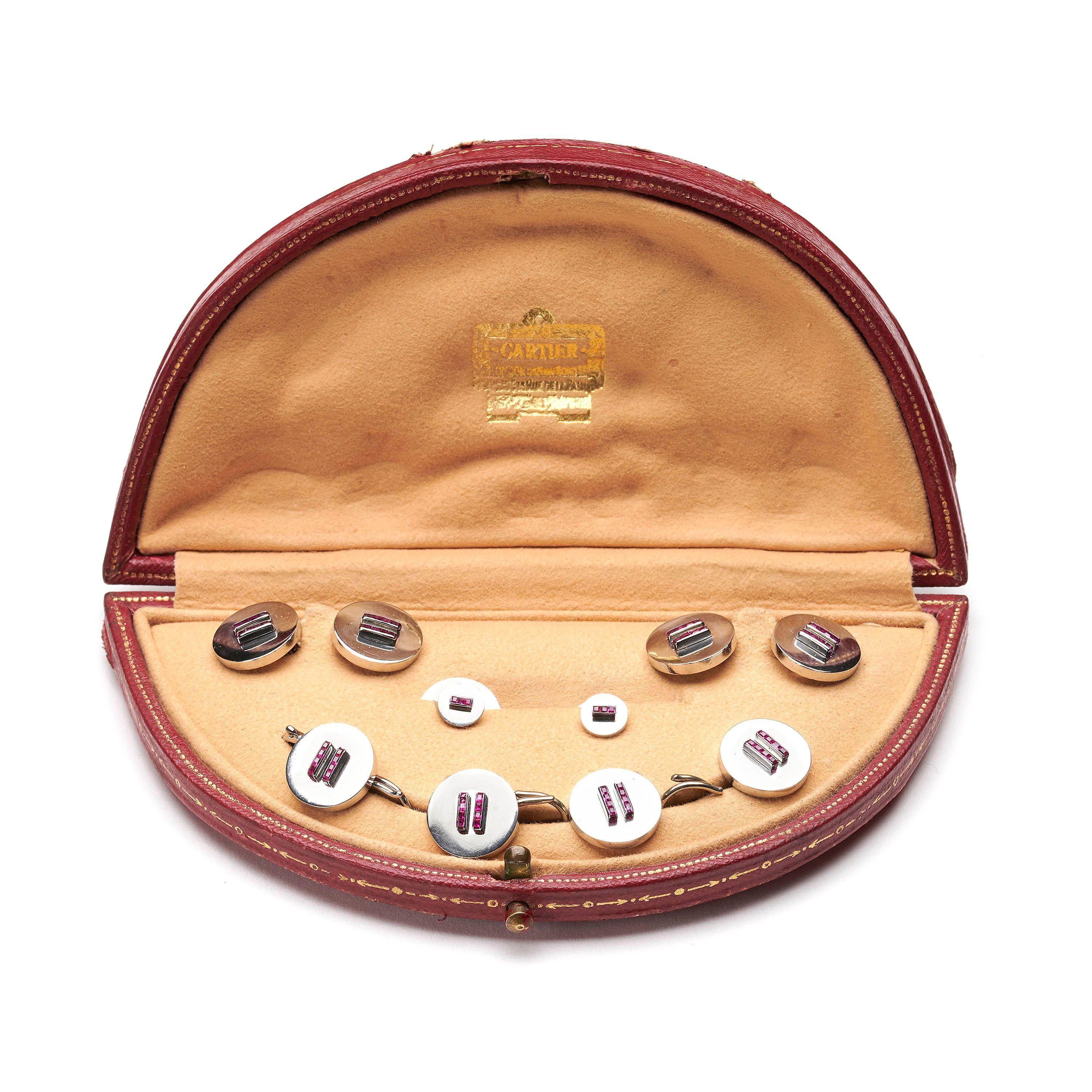 Taille baguette Cartier Esemble de boutons en platine et rubis, c. 1950 en vente