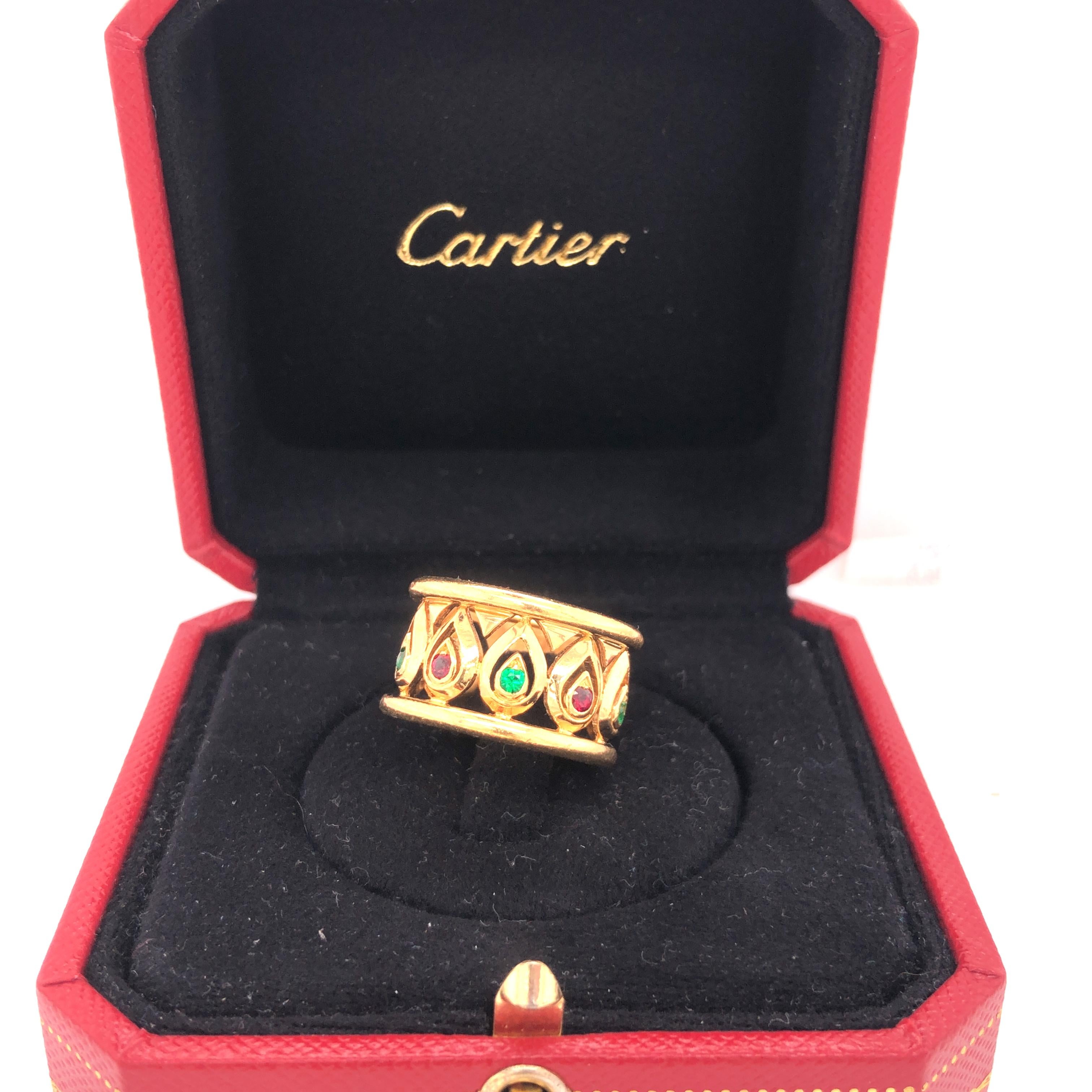 Breiter Bandring von Cartier, Rubin, Smaragd, Gelbgold (Retro)