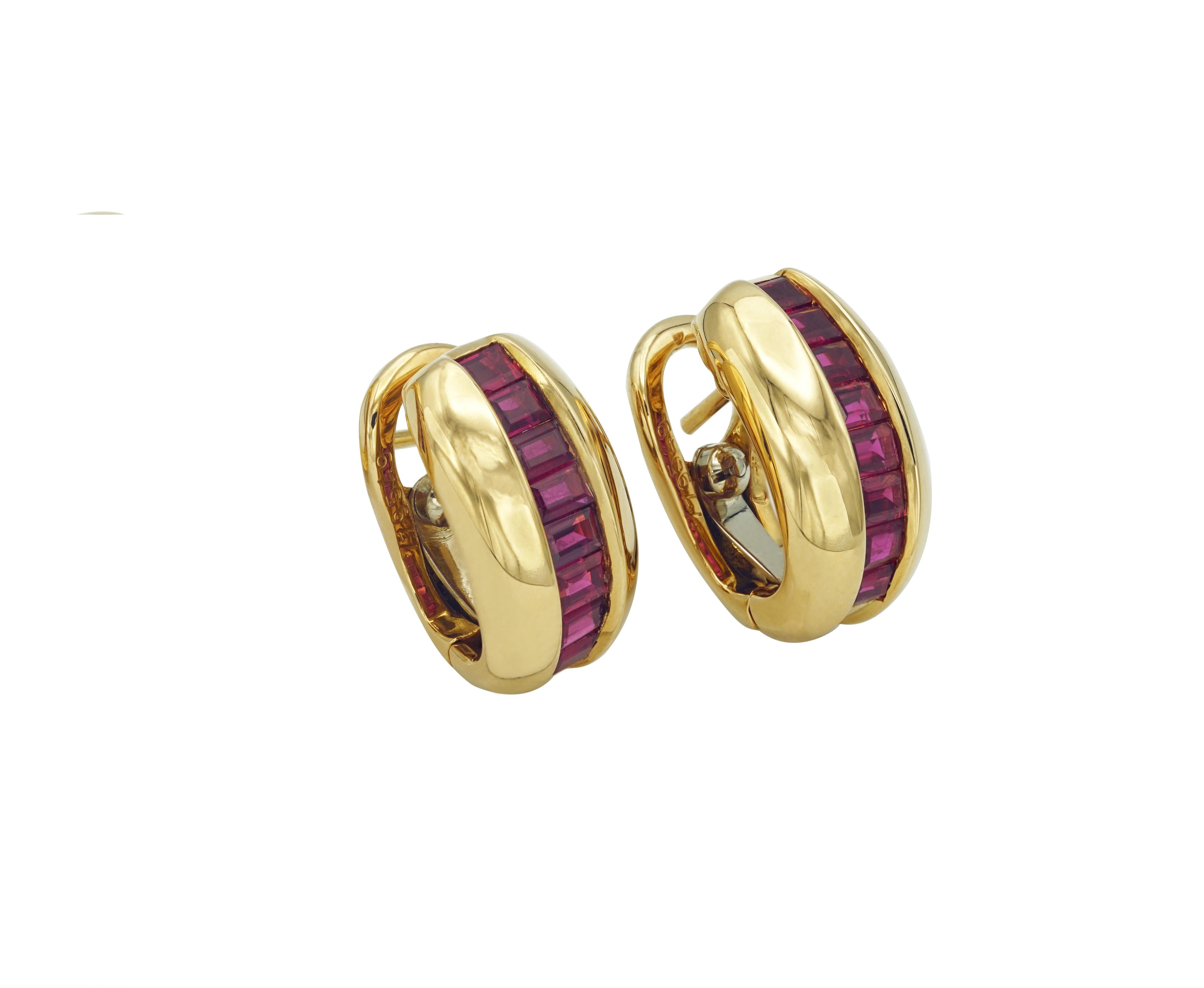 Cartier Set (Earrings and ring) in yellow gold and calibrated rubies. 
Signed and numbered. 
20,12 grs