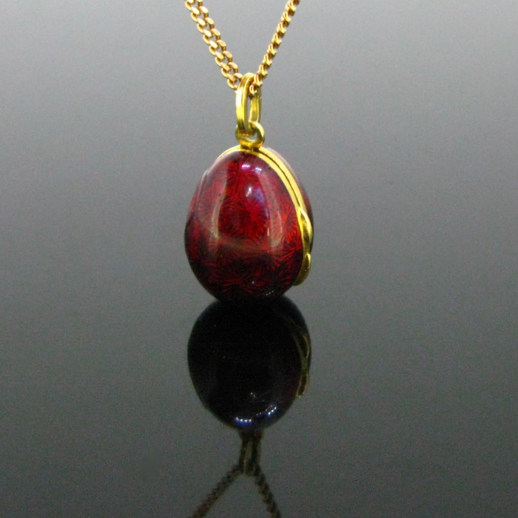 	
Weight: 8.27gr


Metal: 18kt yellow gold
Enamel


Signature: Cartier, Italy


Condition: Very Good (traces of wears)


Comments: This lovely locket pendant is inspired by the Fabergé egg. This one is made 18kt yellow gold and red enamel. This