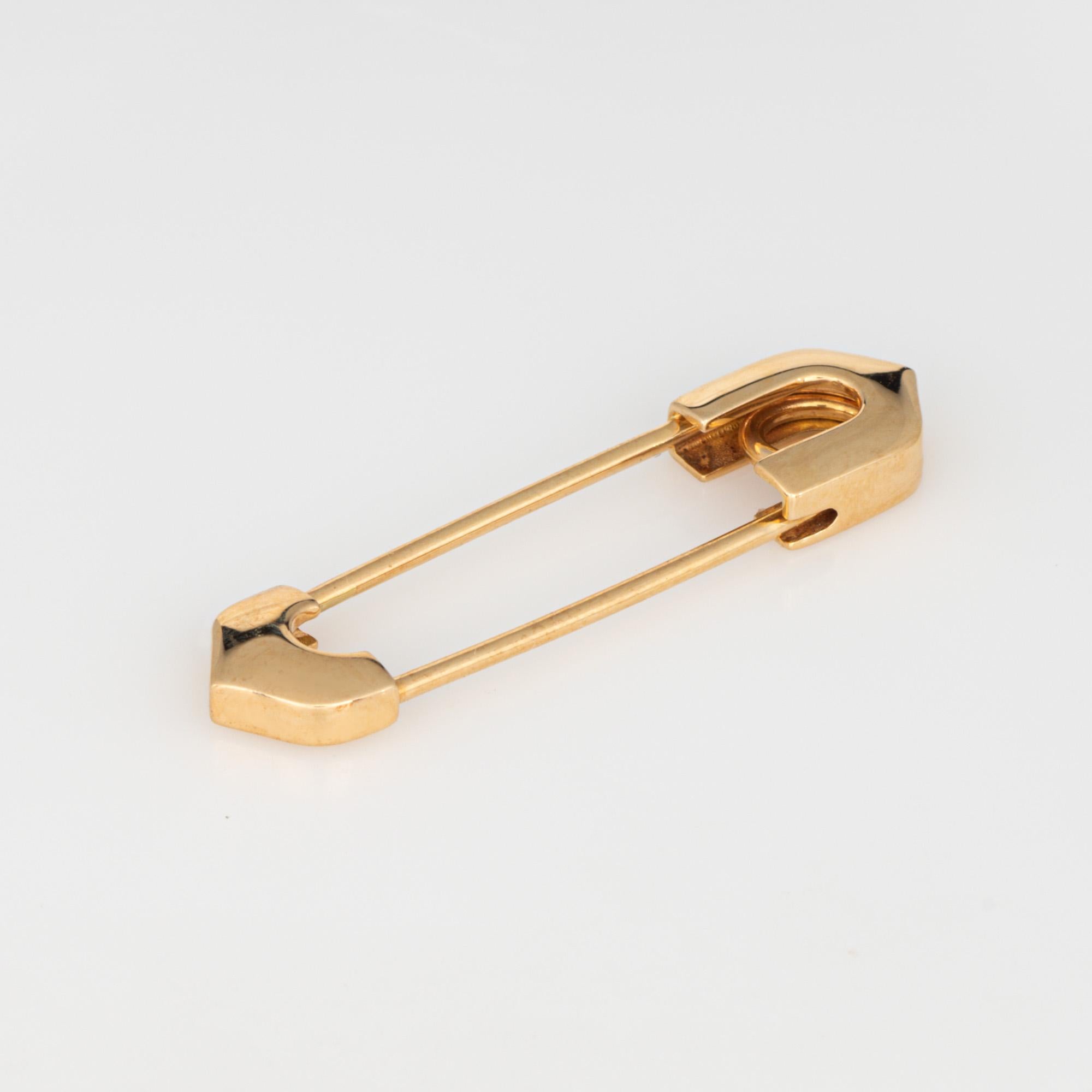 Stilvolle Sicherheitsnadel von Cartier aus 18 Karat Gelbgold (ca. 2004).  

Cartier ist bekannt dafür, alltägliche Gegenstände in luxuriöse Accessoires zu verwandeln, und dieses Stück ist da keine Ausnahme. Die Sicherheitsnadel kann als Anhänger
