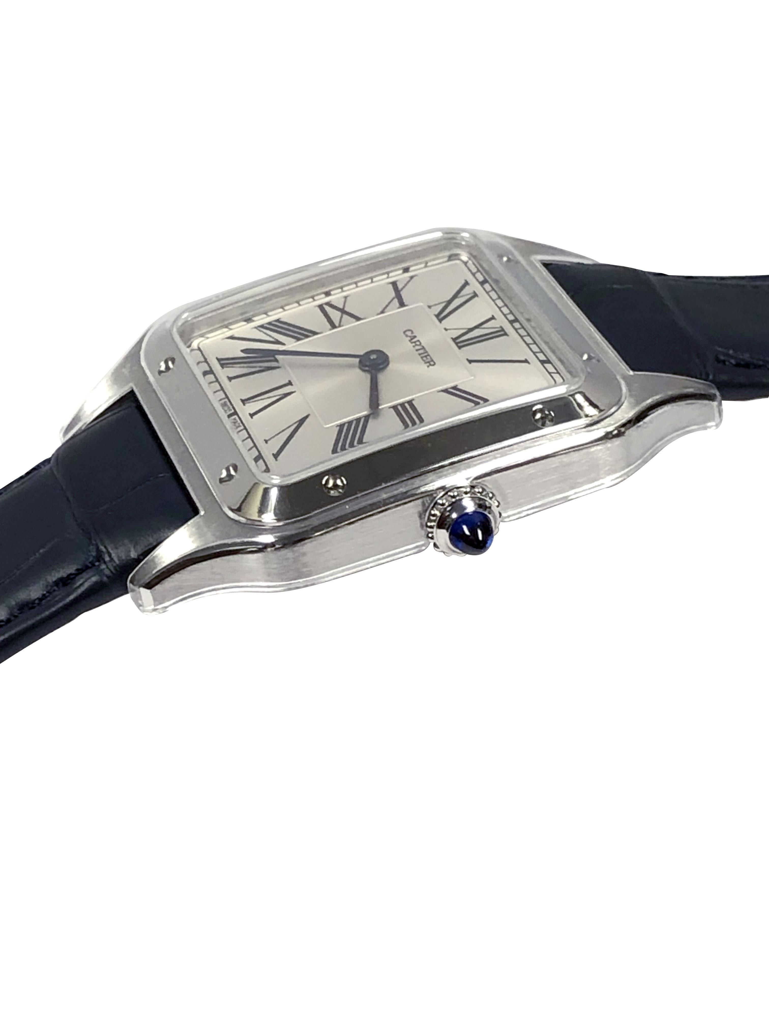 Circa 2021 Cartier Cartier Santos Dumont Armbanduhr, 43 X 31 MM Edelstahl 3 Stück Gehäuse, Quarzwerk, Silber Satin Zifferblatt mit schwarzen römischen Ziffern, Saphir gesetzt Krone. Dunkelblaues Krokoband mit Textur und Dornschließe aus Stahl. Uhr