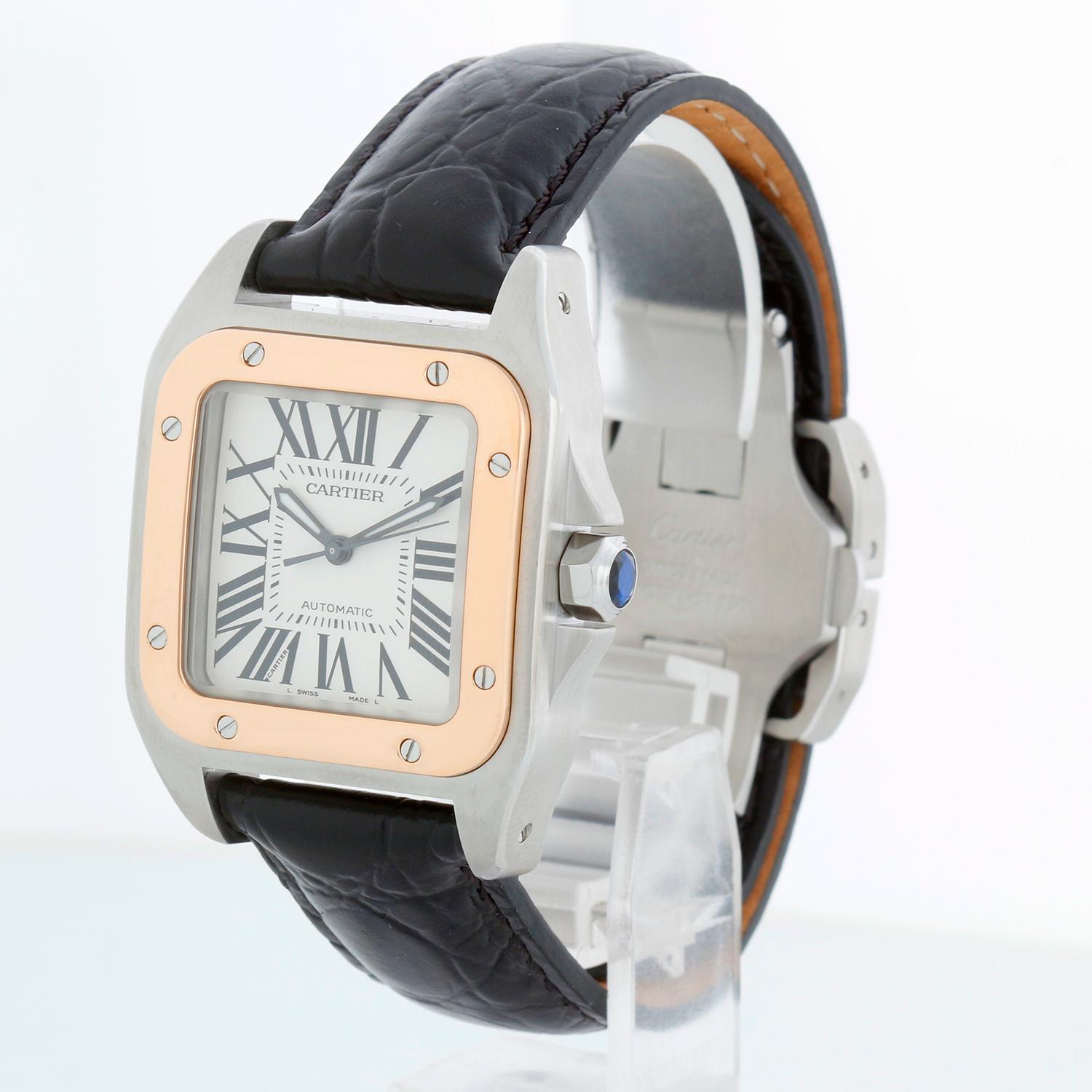 Montre unisexe automatique en or rose et acier Cartier Santos 100 W20107X7 2878 - Remontage automatique. Santos. Boîtier en acier inoxydable avec lunette et couronne en or rose (33 mm x 43 mm). Cadran blanc avec chiffres romains. Bracelet en cuir