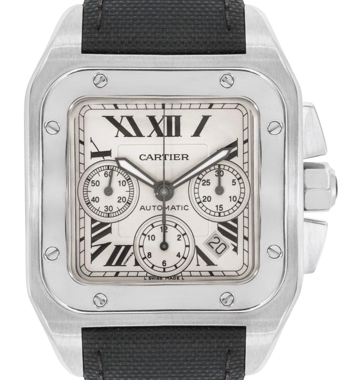 Une montre-bracelet Santos 100 XL en acier inoxydable. Elle présente un cadran argenté avec des chiffres romains, un guichet de date, trois compteurs de chronographe et une lunette en acier inoxydable à 8 vis. Équipé d'un bracelet en cuir noir