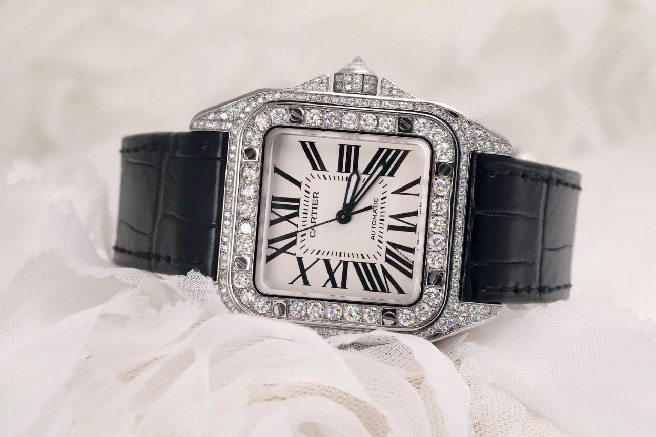 This gorgeous diamond set, Santos de Cartier watch, with its 42mm steel case and white roman numeral dial, giving it the classic Cartier look. 

This piece comes with a white dial and black alligator leather strap. 

The dial features Roman numerals