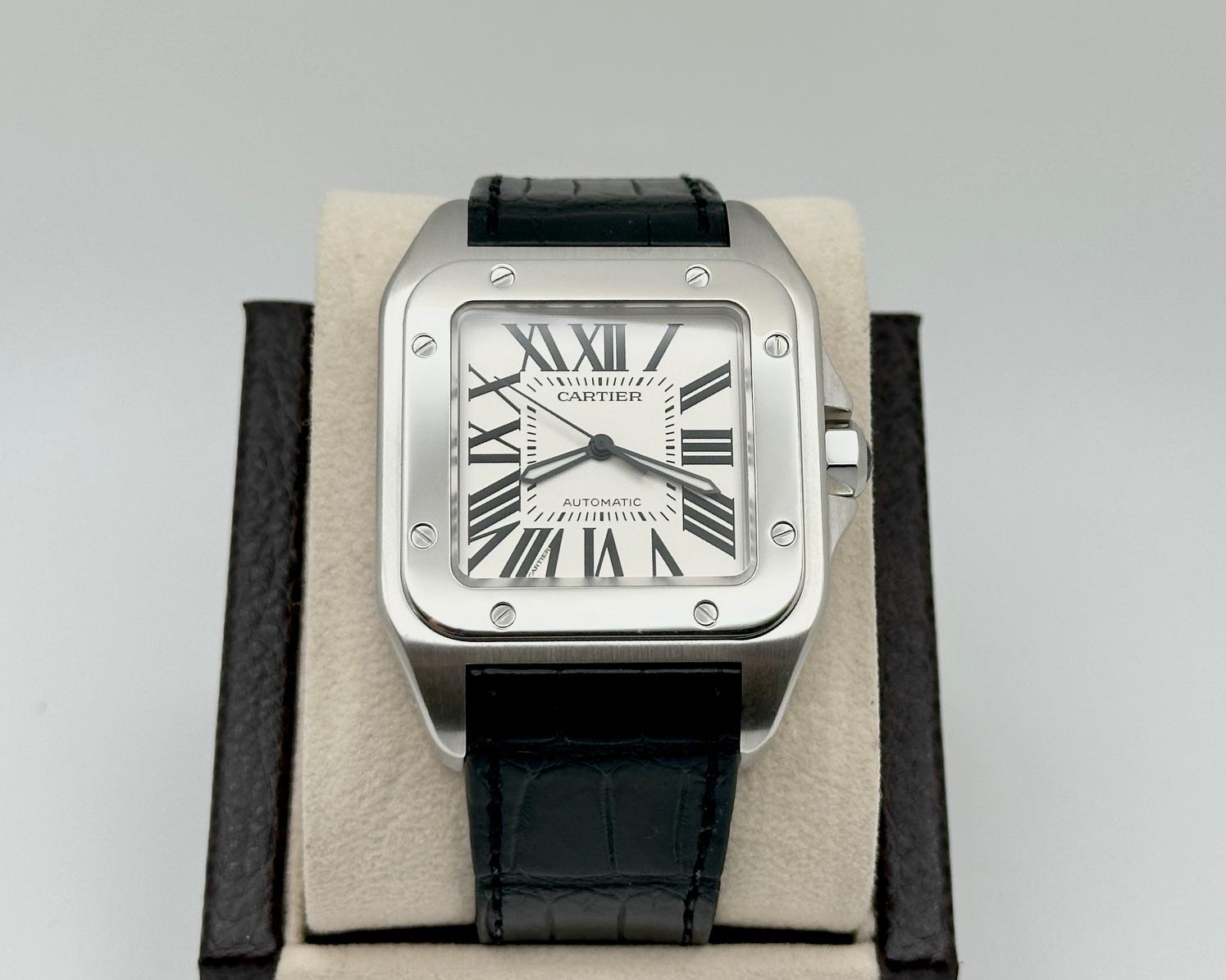 Numéro de style : 2656

 

Modèle : Cartier Santos 100 XL

 

Matériau du boîtier : Acier inoxydable

 

Bracelet : Cuir noir 

 

Lunette : Acier inoxydable

 

Cadran : Argent

 

Cristal : cristal saphir

 

Taille du boîtier : 38 x 51 mm

