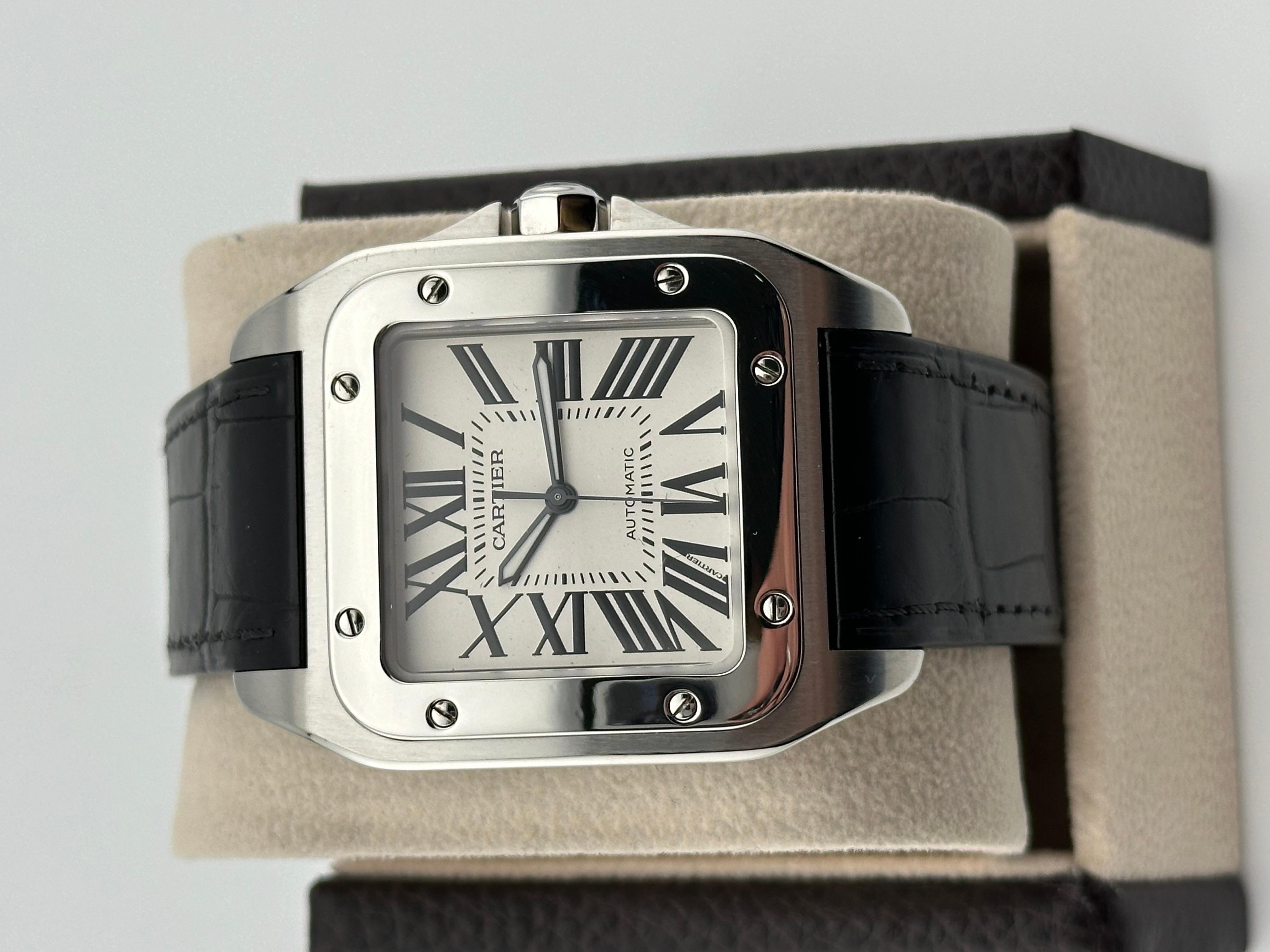 Numero di stile: 2656

 

Modello: Cartier Santos 100 XL

 

Materiale della cassa: Acciaio inossidabile 

 

Fascia: Fascia in pelle nera

 

Lunetta: Acciaio inossidabile 

 

Quadrante: argento 

 

Volto: Cristallo di zaffiro 

 

Dimensioni