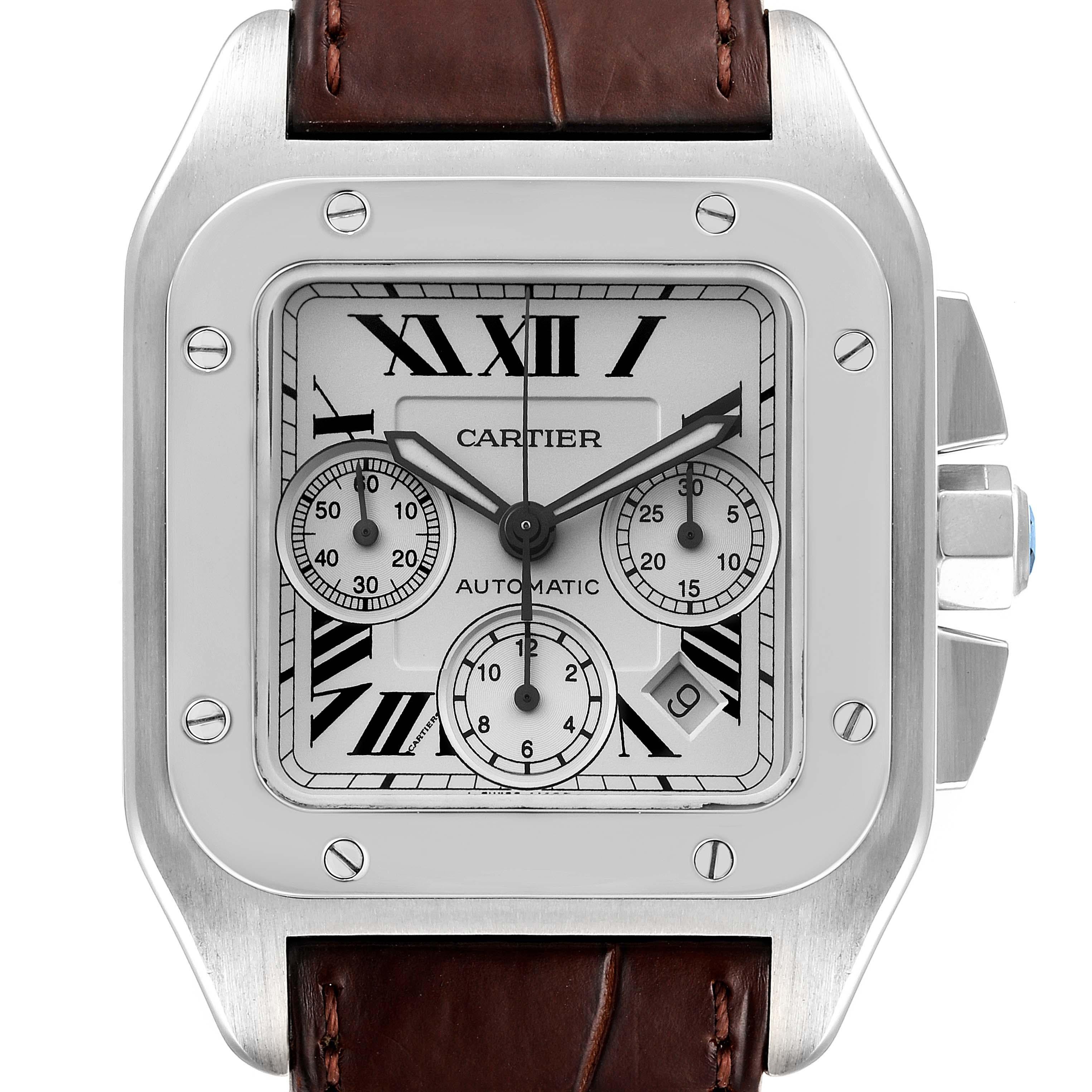 Cartier Santos 100 XL Silber Zifferblatt Braun Armband Chronograph Uhr W20090X8. Automatisches Uhrwerk mit automatischem Aufzug, Kaliber 8630. Drei Gehäuse aus gebürstetem Edelstahl, 42,0 mm. Geschützte achteckige Krone aus Edelstahl, besetzt mit