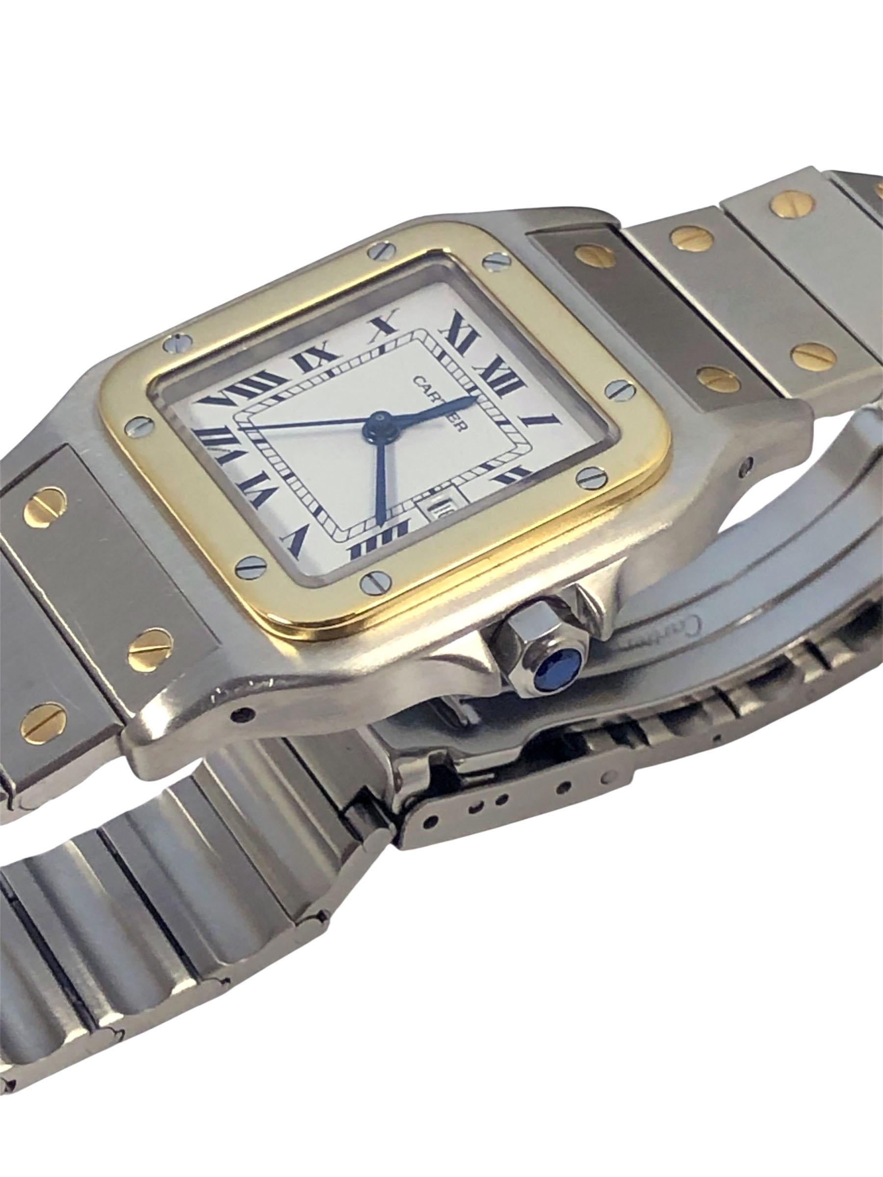 CIRCA 1990er Jahre Cartier Santos Sammlung Armbanduhr, 40 x 29 M.M. Edelstahl 2 Stück Gehäuse mit 18k Gelbgold Lünette, Kaliber 1847 MC 23 Jewell, Automatik, Selbstaufzug Bewegung, Saphir gesetzt Krone. Weißes Zifferblatt mit schwarzen römischen