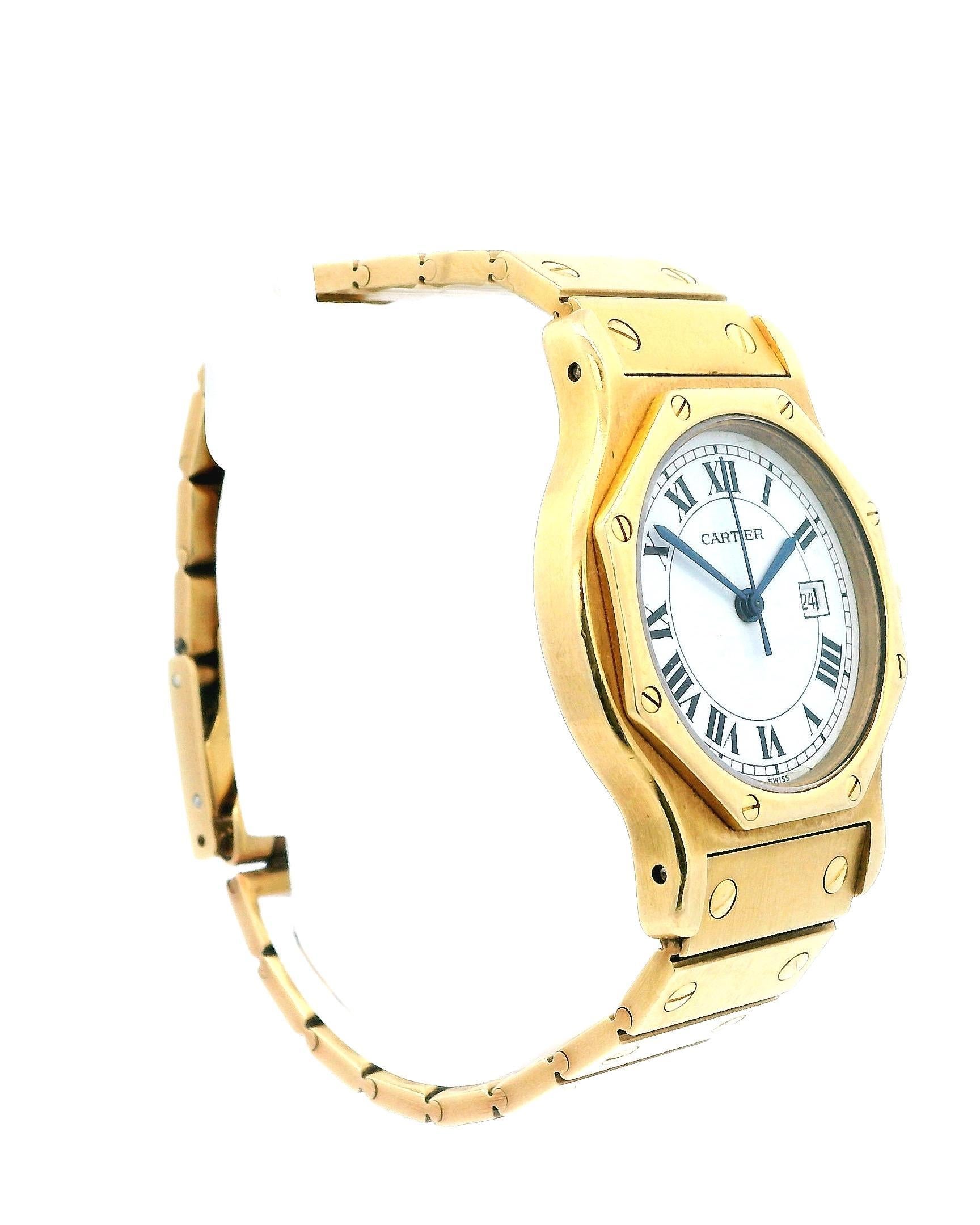 Cartier Santos 18k Gelbgold Damenuhr. 30mm 18k Gelbgold Gehäuse. 18K Gelbgold achteckige Lünette. Weißes Zifferblatt mit blauen Stahlzeigern und schwarzen römischen Ziffern als Indexe. Minutenmarkierungen auf dem äußeren Zifferblatt. Datumsanzeige