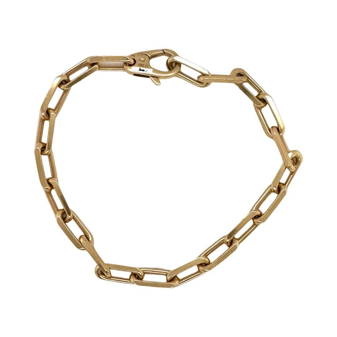 Die Cartier Santos De Cartier Collection ist bekannt für ihr unverwechselbares und zeitloses Design, das von der Welt der Luftfahrt inspiriert ist. Sie zeichnet sich durch klare Linien, kühne geometrische Formen und freiliegende Schrauben aus und