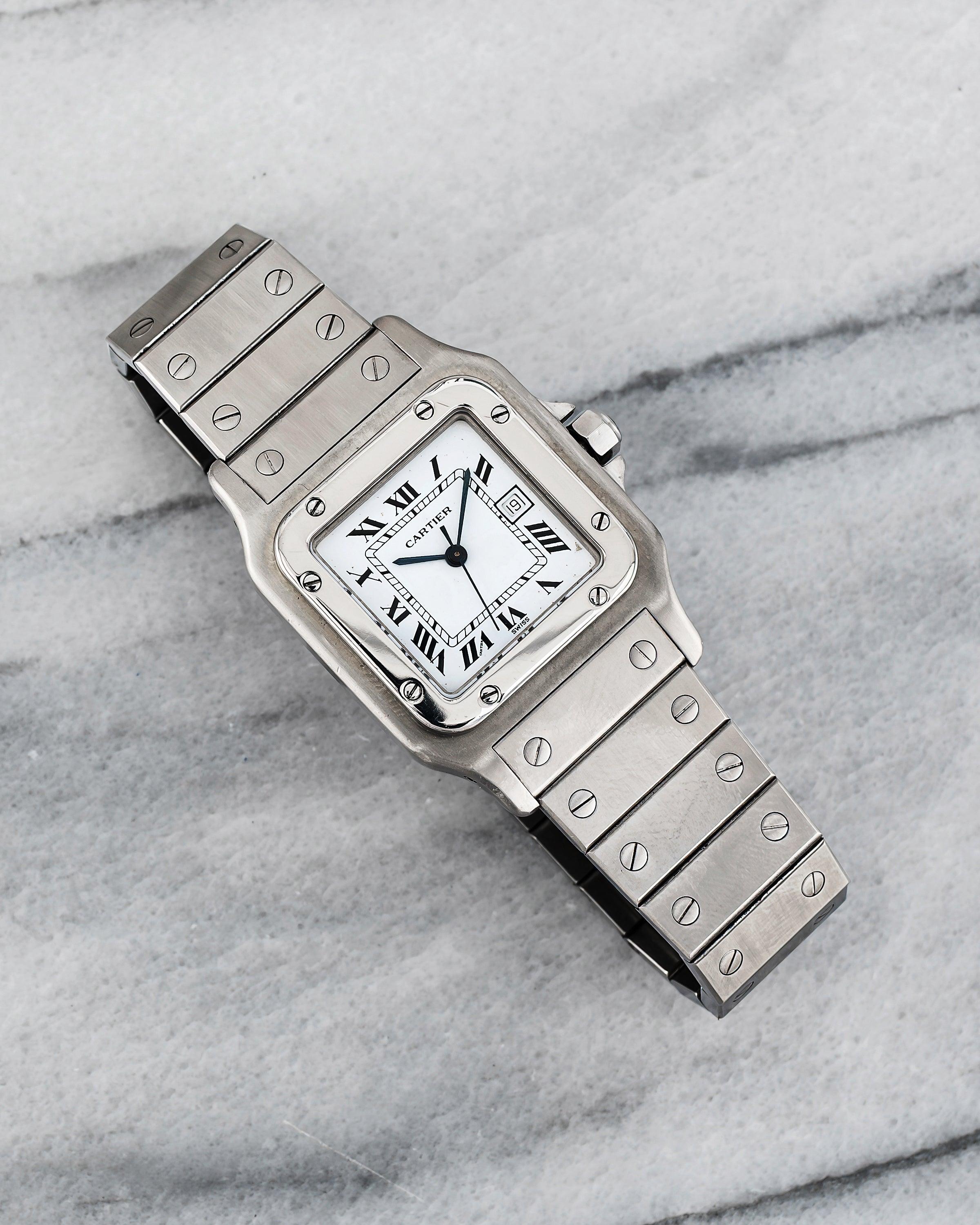 Ecco un Cartier Santos automatico d'epoca in acciaio, referenza 2960, con quadrante bianco a numeri romani, risalente alla fine degli anni '80 e all'inizio degli anni '90. Tiene benissimo il tempo ed è perfettamente funzionante. Recentemente
