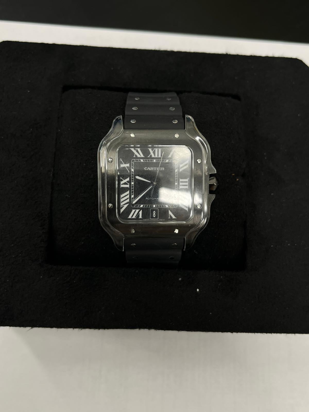 Diese kühne und unverkennbar ikonische Cartier Santos ist eine zeitgenössische Neuinterpretation eines zeitlosen Klassikers. Mit seinem 40-mm-Edelstahlgehäuse mit schwarzer PVD-Beschichtung bietet dieses Modell einen schlanken und modernen Look und
