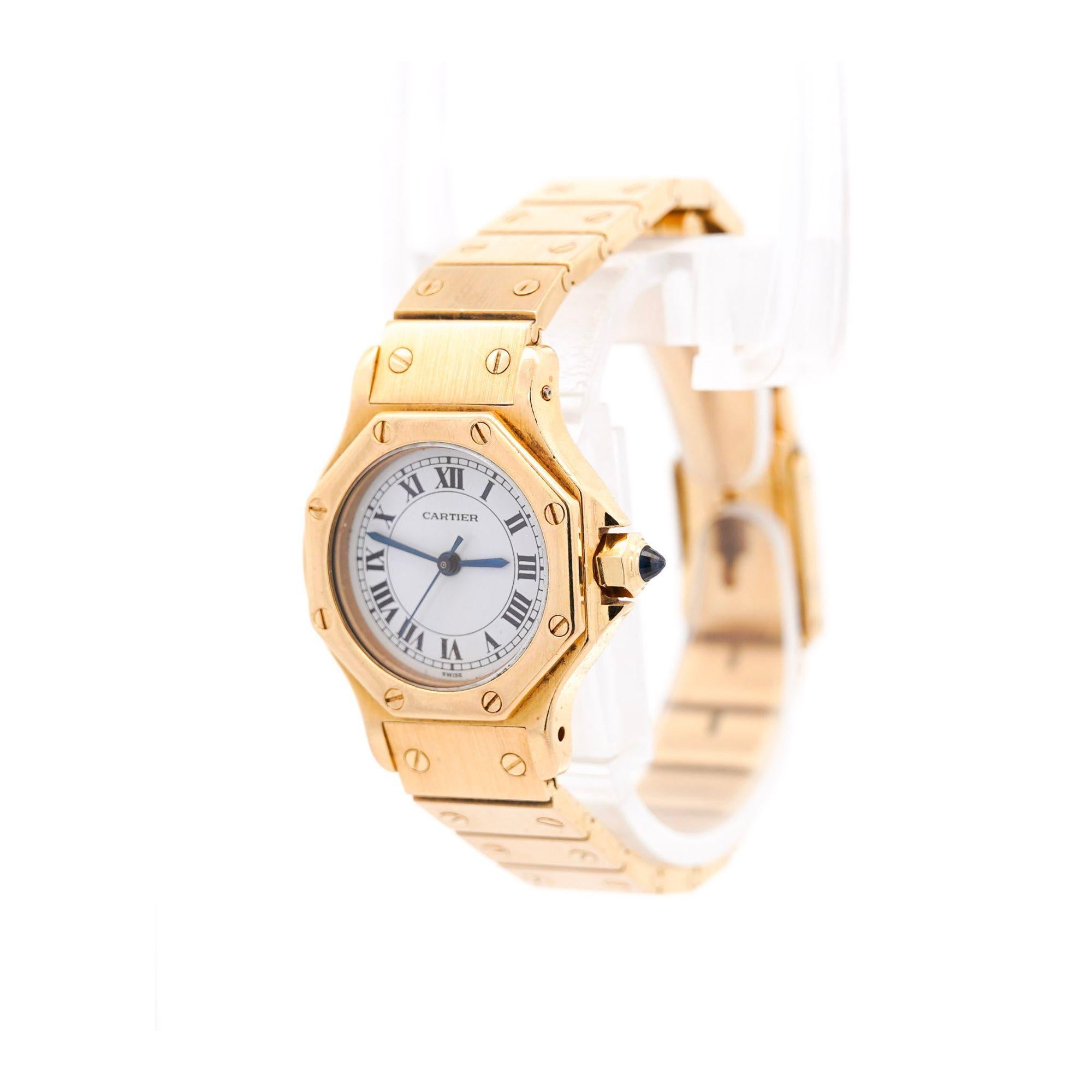 Cette superbe montre vintage Cartier Santos pour femme présente un cadran de 25 mm, réalisé en or jaune 18 carats avec un design géométrique audacieux et une lunette de forme octogonale. Mouvement automatique et fabrication suisse, cette montre est