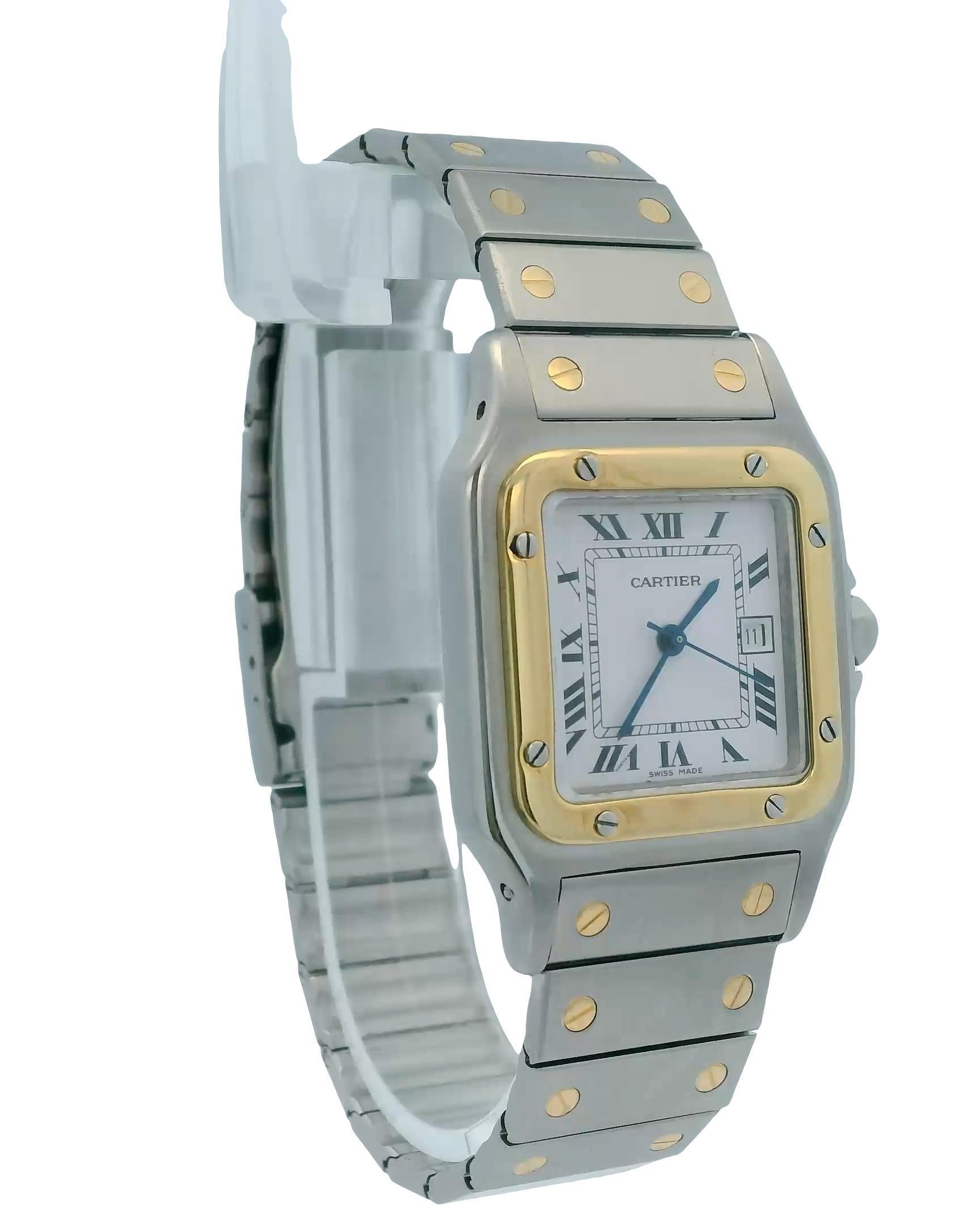 Reloj Cartier Santos Carrée 81036288. Presenta una caja de acero inoxidable de 29 mm con bisel fijo de oro amarillo de 18 quilates. La esfera blanca se acentúa con agujas azules e índices de números romanos. El reloj incluye un brazalete de oro
