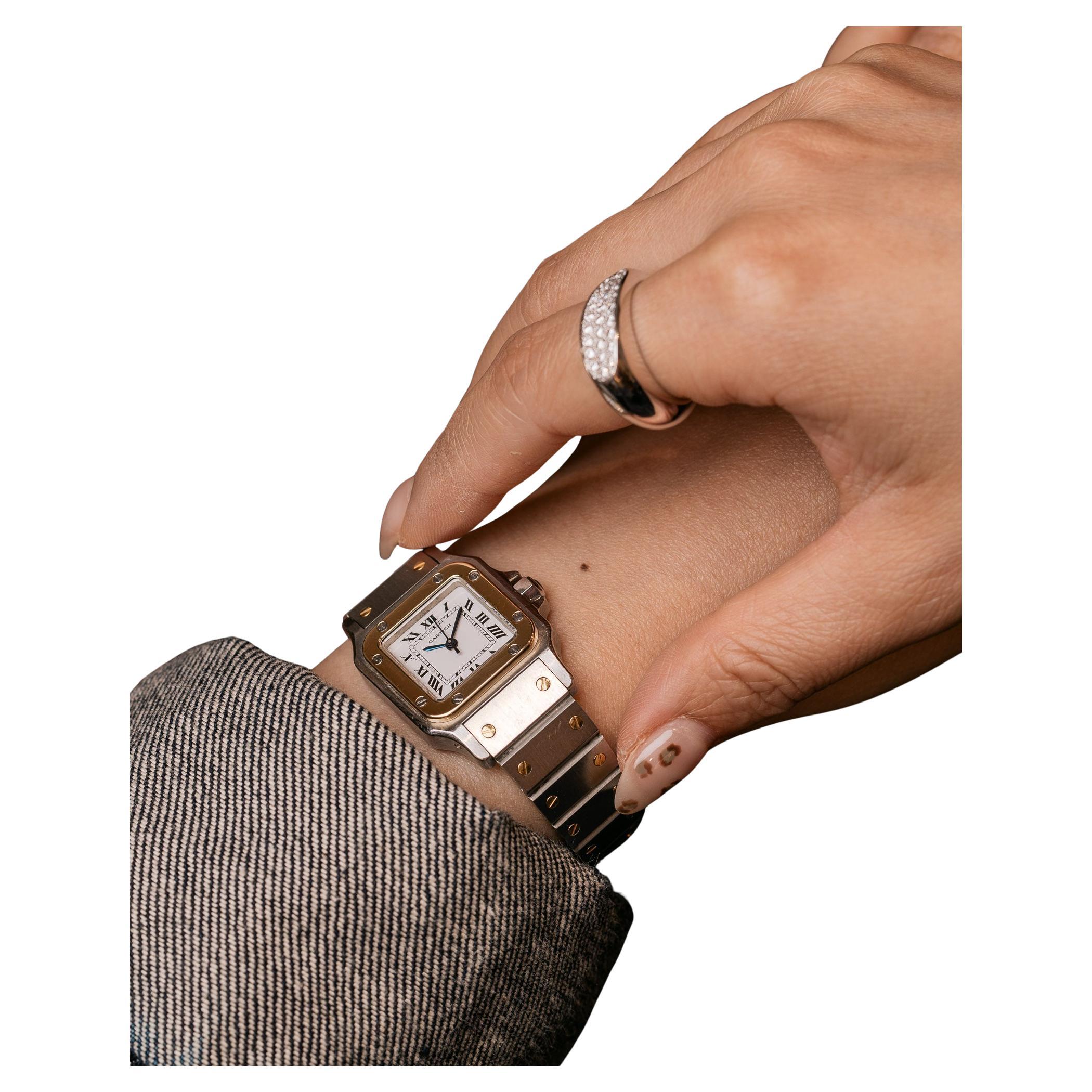 Cartier Santos Carrée 0902 SM - Acier et or jaune 18k - 24mm - années 1980
SKU 1823

Classic Time Club est fier de présenter cette élégante Cartier Santos Carrée SM 0902, une icône bicolore intemporelle des années 1980 pour les femmes. Dotée du