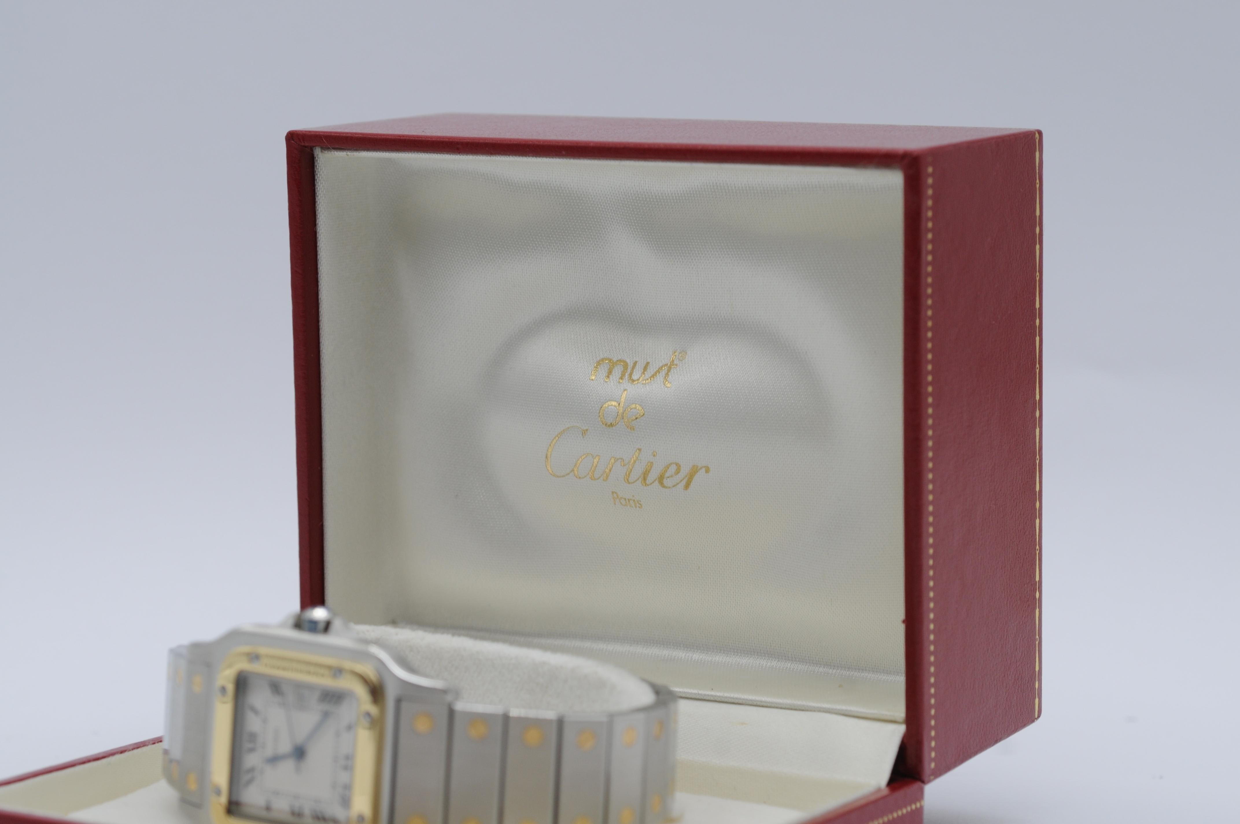 Ti presentiamo il bellissimo Cartier Santos, una sublime fusione di acciaio e oro. Questo orologio automatico, referenza 2961, incarna l'eleganza senza tempo e la maestria artigianale di Cartier. Il quadrante, con la sua delicata rete di sottili