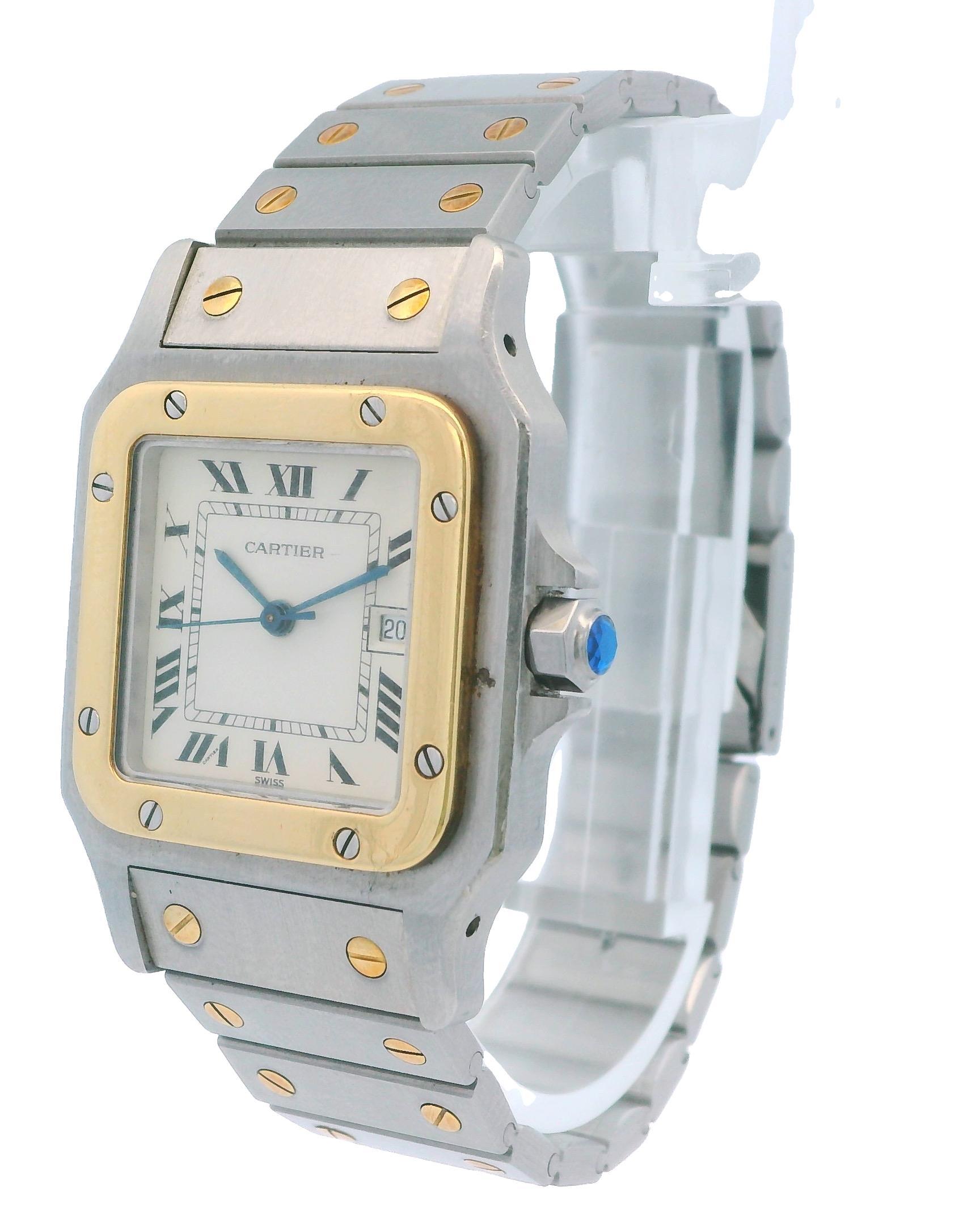 Montre Cartier Santos Carrée 81036288 / 2961. Ce garde-temps présente un boîtier en acier inoxydable de 29 mm avec une lunette fixe en or jaune 18 carats. Le cadran blanc est complété par des aiguilles bleues et des index en chiffres romains. Elle