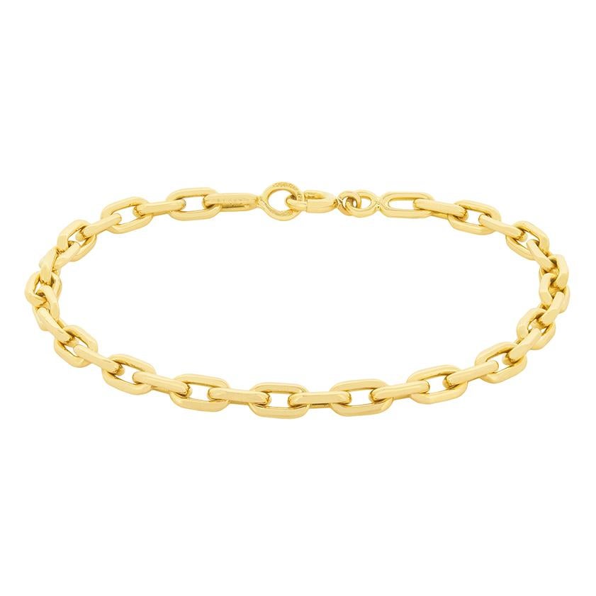 This lovely 'Santos de Cartier' chain bracelet is crafted in 18 carat yellow gold. It is formed by interlocking chain links and measures 7 inches long. It closes with a claw clasp and all original Cartier makers marks are present.  
Metal: 18ct