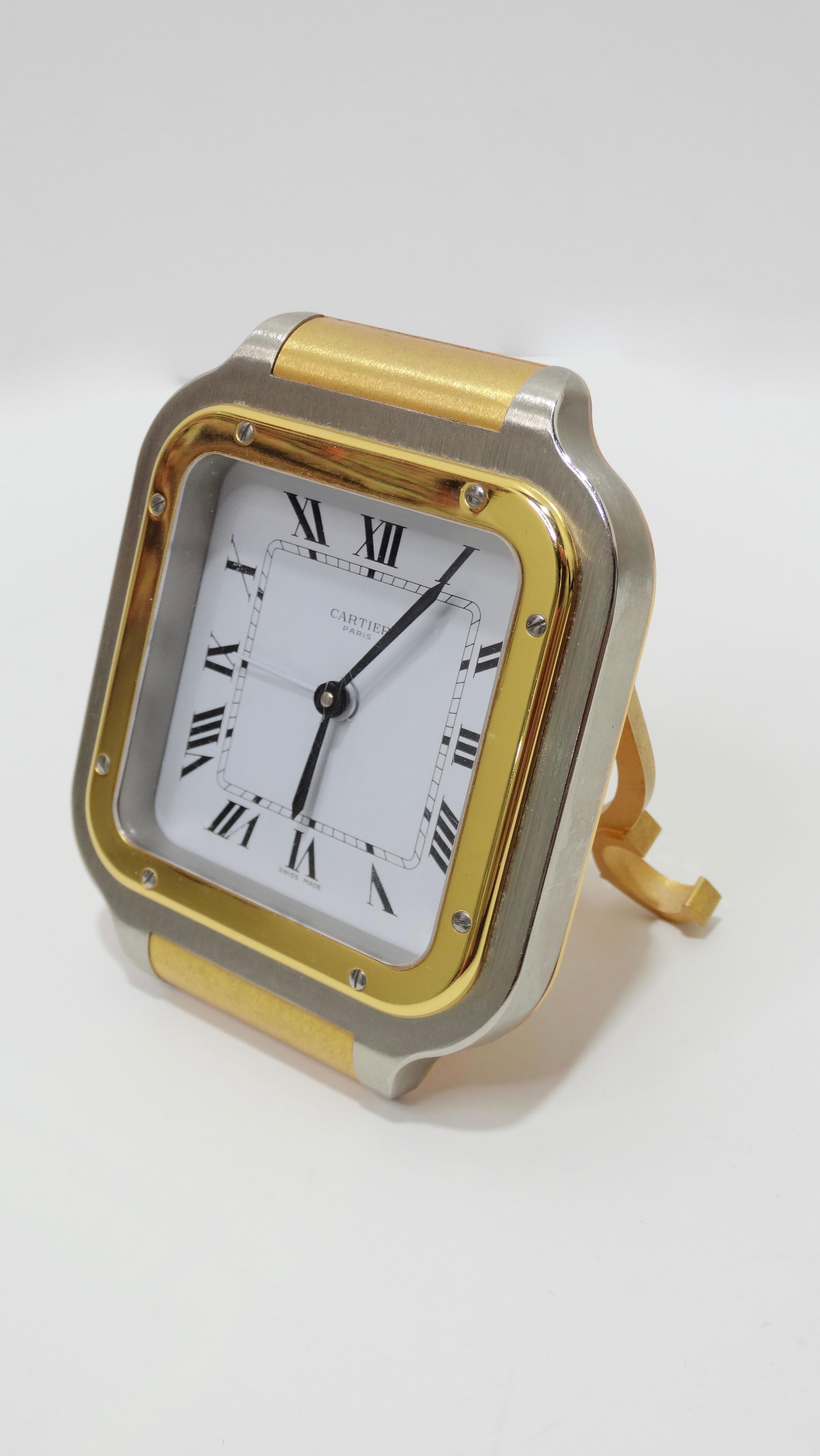 Réveillez-vous avec style grâce à ce magnifique réveil Cartier ! Datant du début des années 1990, ce réveil de fabrication suisse s'inspire de la célèbre montre-bracelet Cartier Santos. Il est doté d'une béquille, d'une finition argentée/dorée