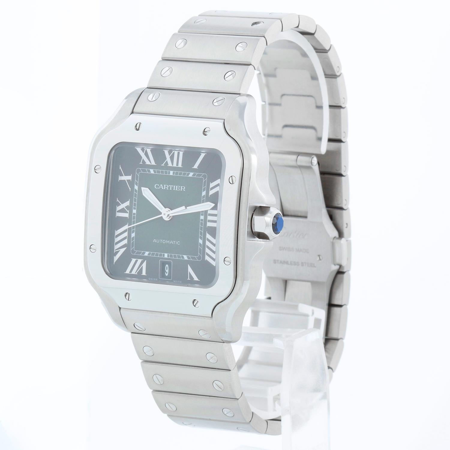 Cartier Santos De Cartier Stainless Steel Large Watch WSSA0062 - Automatic. Boîtier en acier inoxydable ( 39 mm ). Cadran vert gradué. Bracelet Santos en acier inoxydable ; bracelet en alligator vert extra avec boucle déployante . Inutilisé avec la