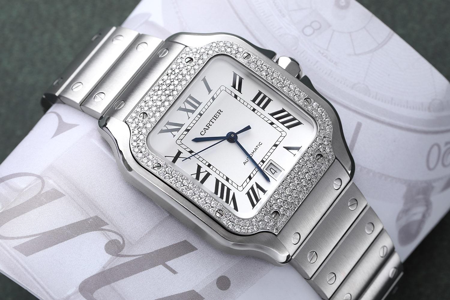 Cartier Santos Large Stainless Steel Watch with Custom Diamond Bezel Factory White Roman Numeral Dial
WATCH COMES WITH AN ADDITIONAL Light Brown LEATHER STRAP! Mechanical movement with automatic winding, caliber 1847 MC. Steel case, 7-sided crown