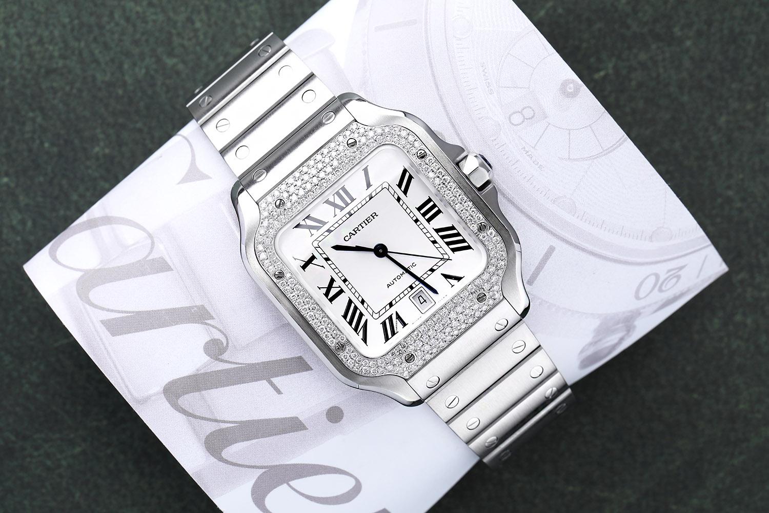 Cartier Santos De Cartier Edelstahl-Uhr mit Diamant-Lünette und weißem Zifferblatt (Rundschliff) im Angebot