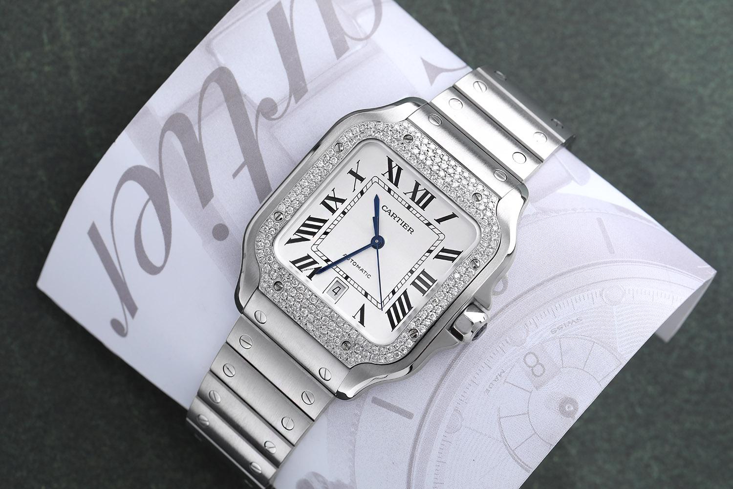 Cartier Santos De Cartier Edelstahl-Uhr mit Diamant-Lünette und weißem Zifferblatt im Zustand „Neu“ im Angebot in New York, NY