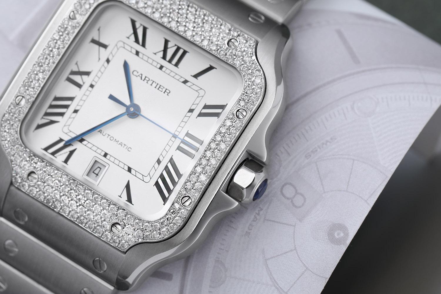 Cartier Santos De Cartier Edelstahl-Uhr mit Diamant-Lünette und weißem Zifferblatt Herren im Angebot
