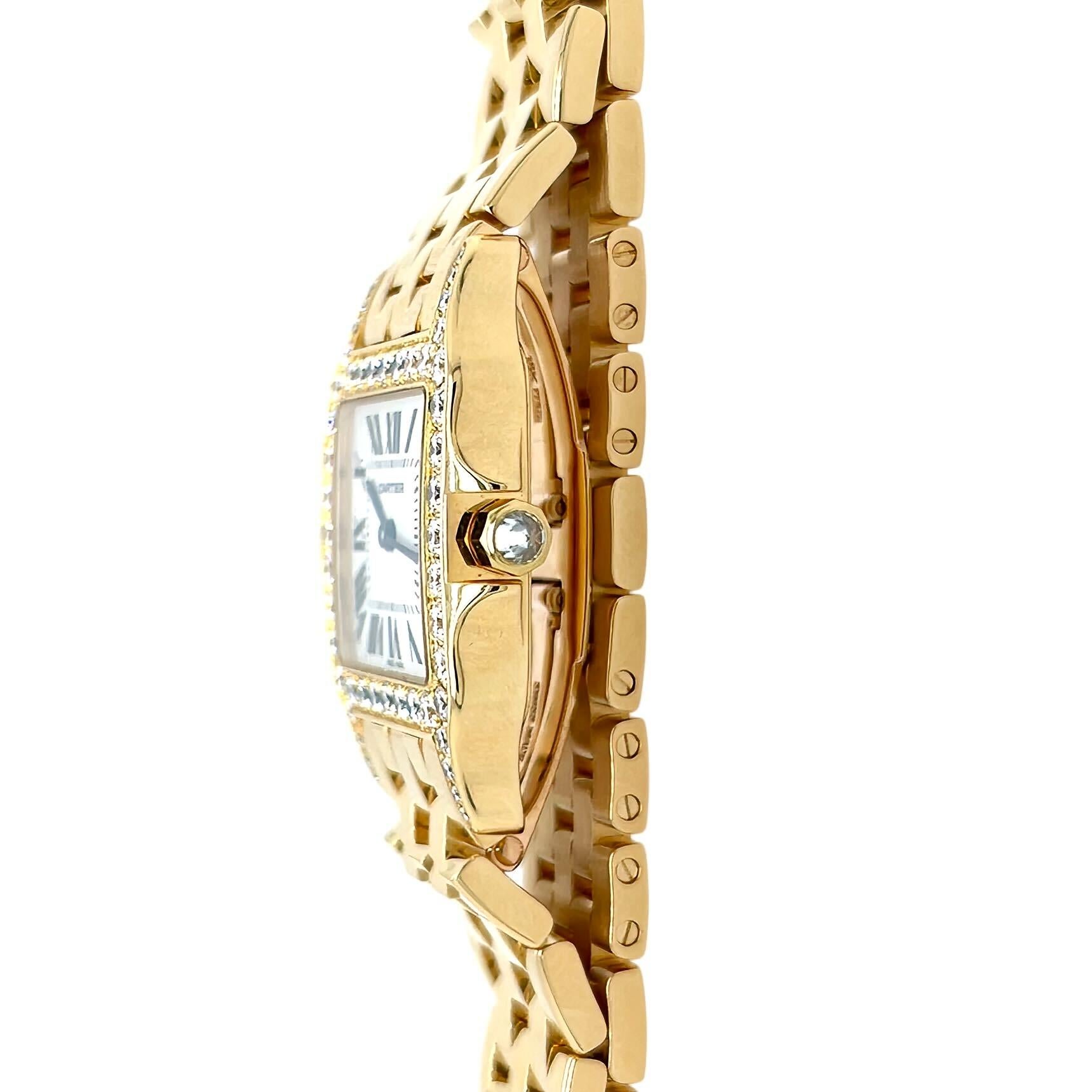 Un orologio Cartier in oro giallo 18 carati e diamanti.  L'orologio Santos Demoiselle misura circa 26 mm, con movimento al quarzo, numeri romani e firma segreta al 10, lunetta e anse con circa 48 diamanti rotondi taglio brillante incastonati e