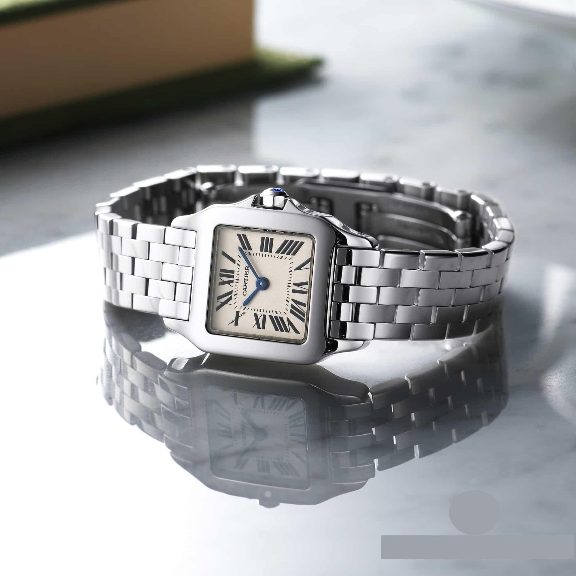 Elevate your style with the Cartier Santos Demoiselle W25064Z5, an exquisite timepiece that embodies the essence of timeless elegance and sophisticated craftsmanship. This stunning women's watch, with its sleek stainless steel construction and