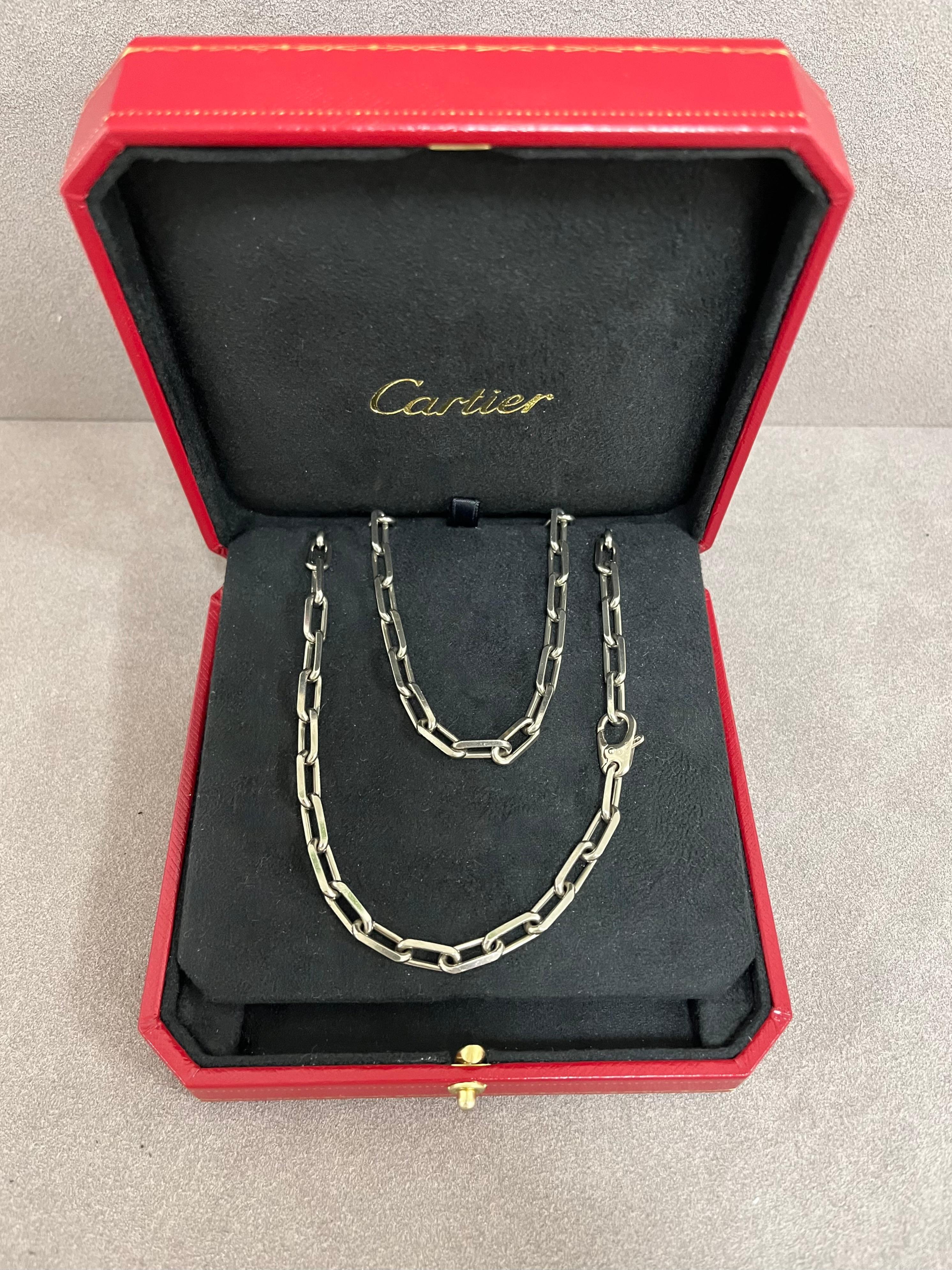 Necklace made of 18 kt. white gold signed Cartier.
This necklace belongs to the Santos de Cartier collection.
Handcrafted in non-rhodium-plated white gold.
Large model.

Weight: gr. 56.30
Length: 56.00 cm.
Original Box
c. 2023.

